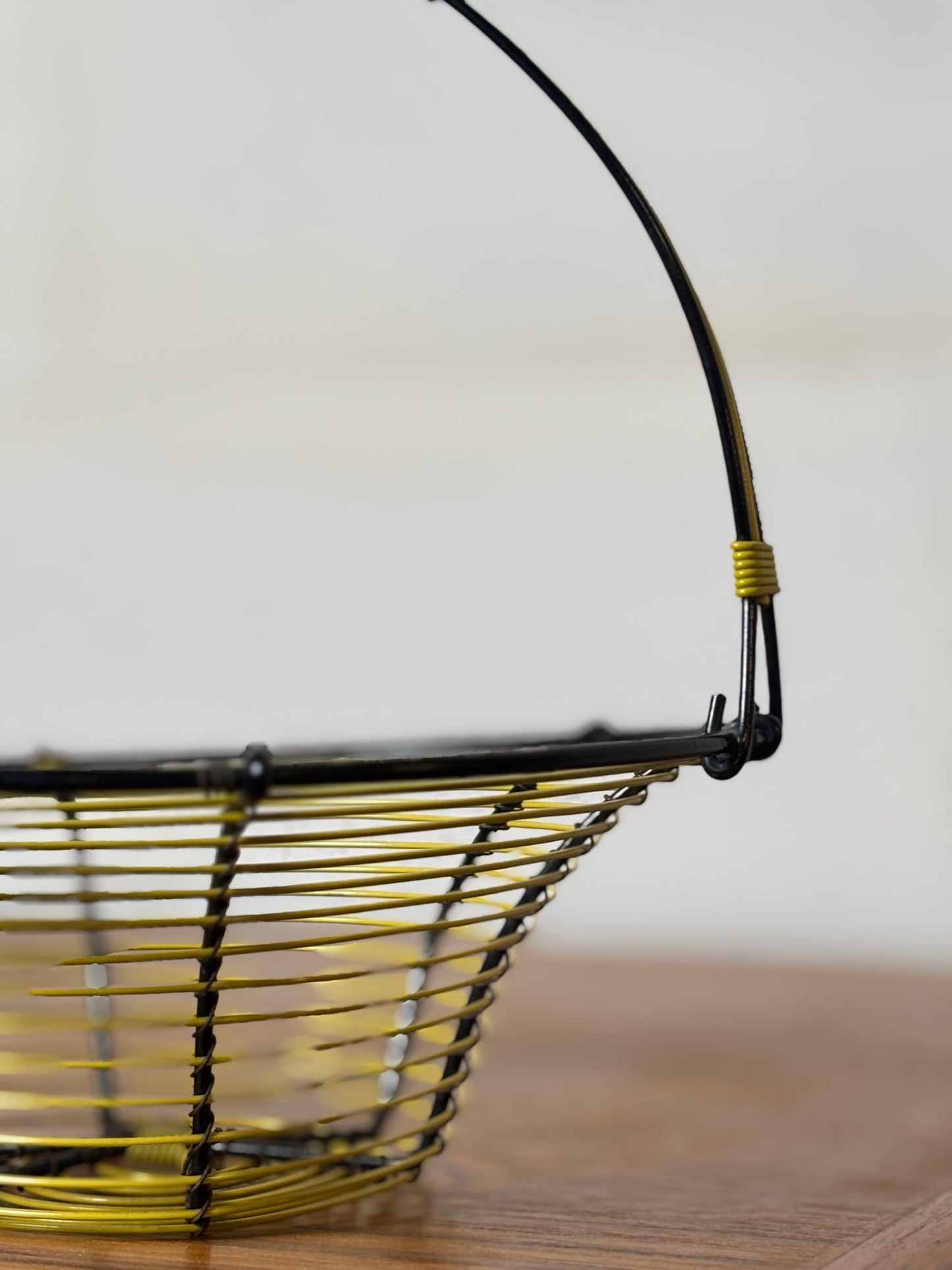 Panier en fil de fer et scoubidou jaune I Années 60