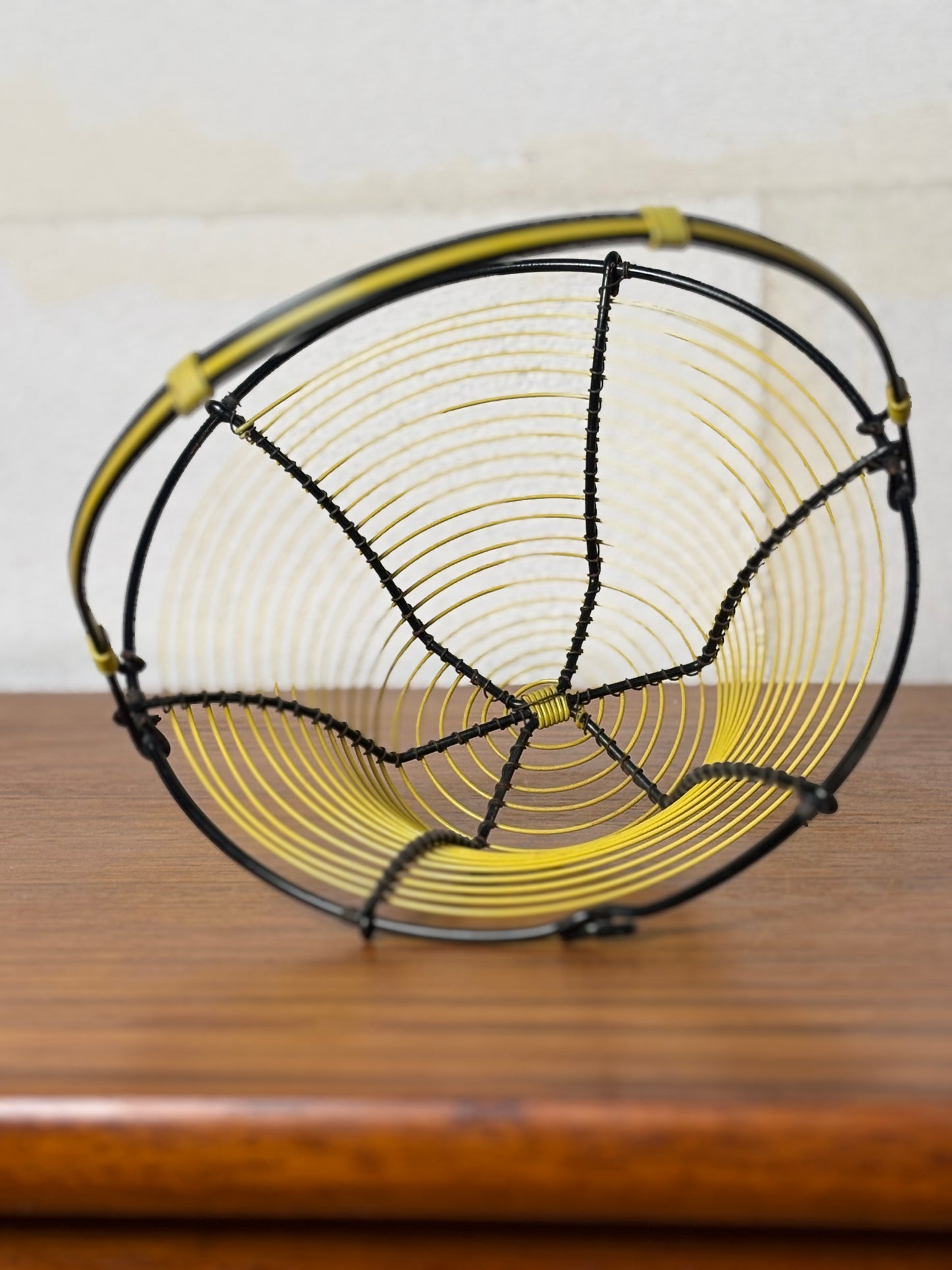 Panier en fil de fer et scoubidou jaune I Années 60