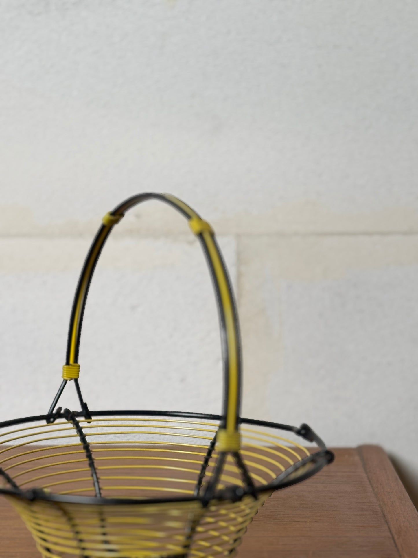 Panier en fil de fer et scoubidou jaune I Années 60