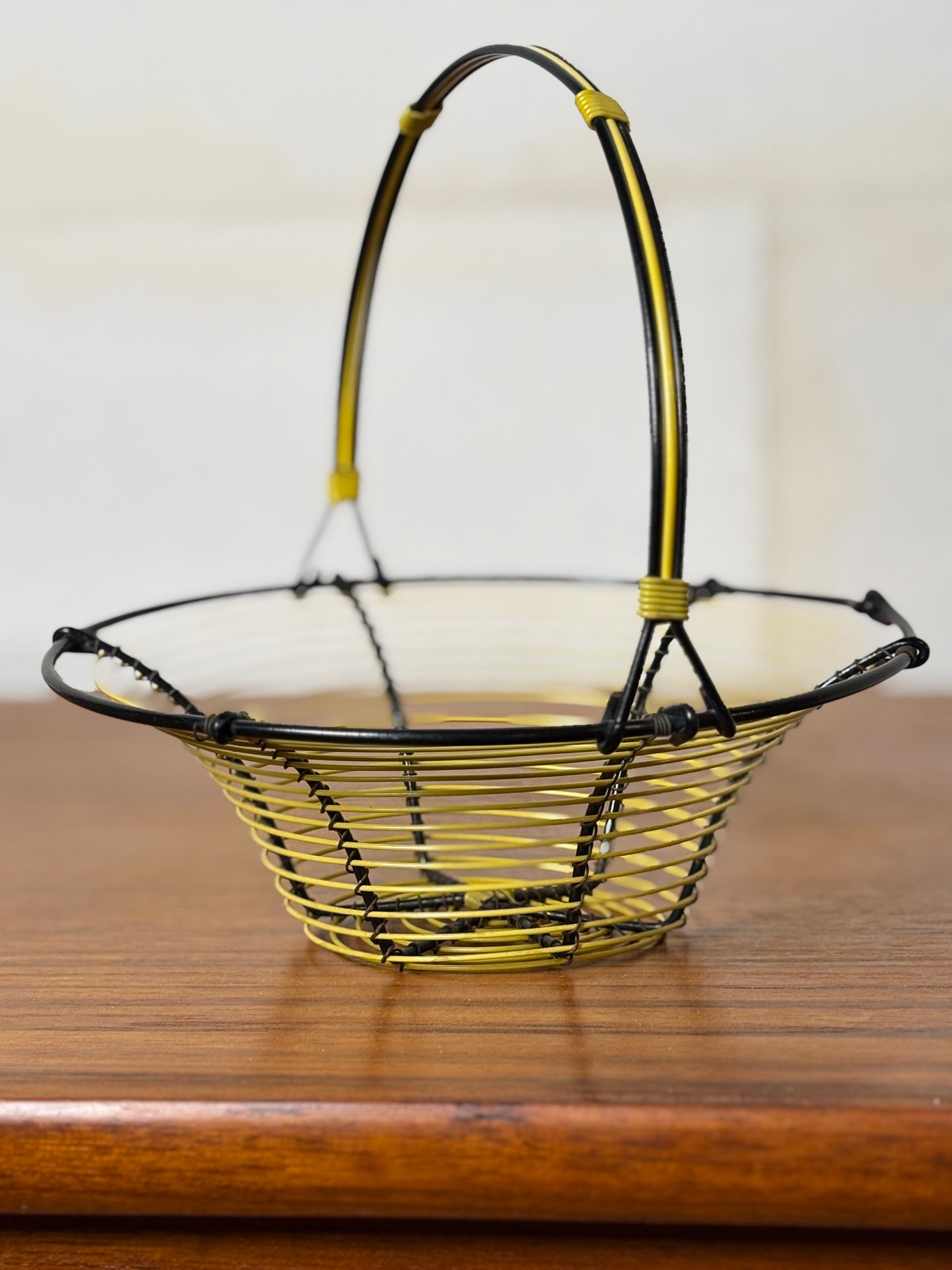 Panier en fil de fer et scoubidou jaune I Années 60