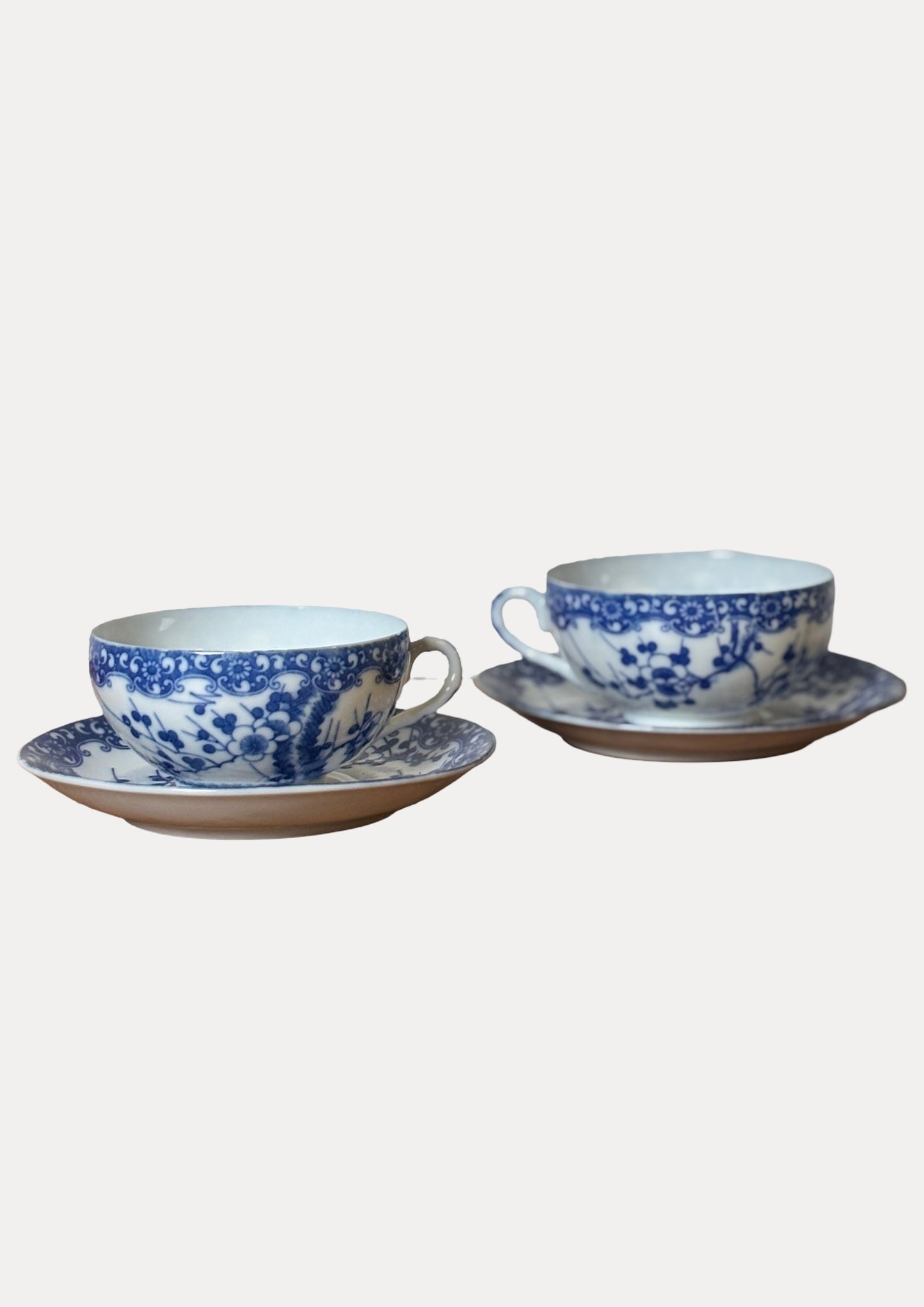 Lot de 2 Tasses et soucoupes + 2 soucoupes et 1 petite assiette porcelaine japonaise