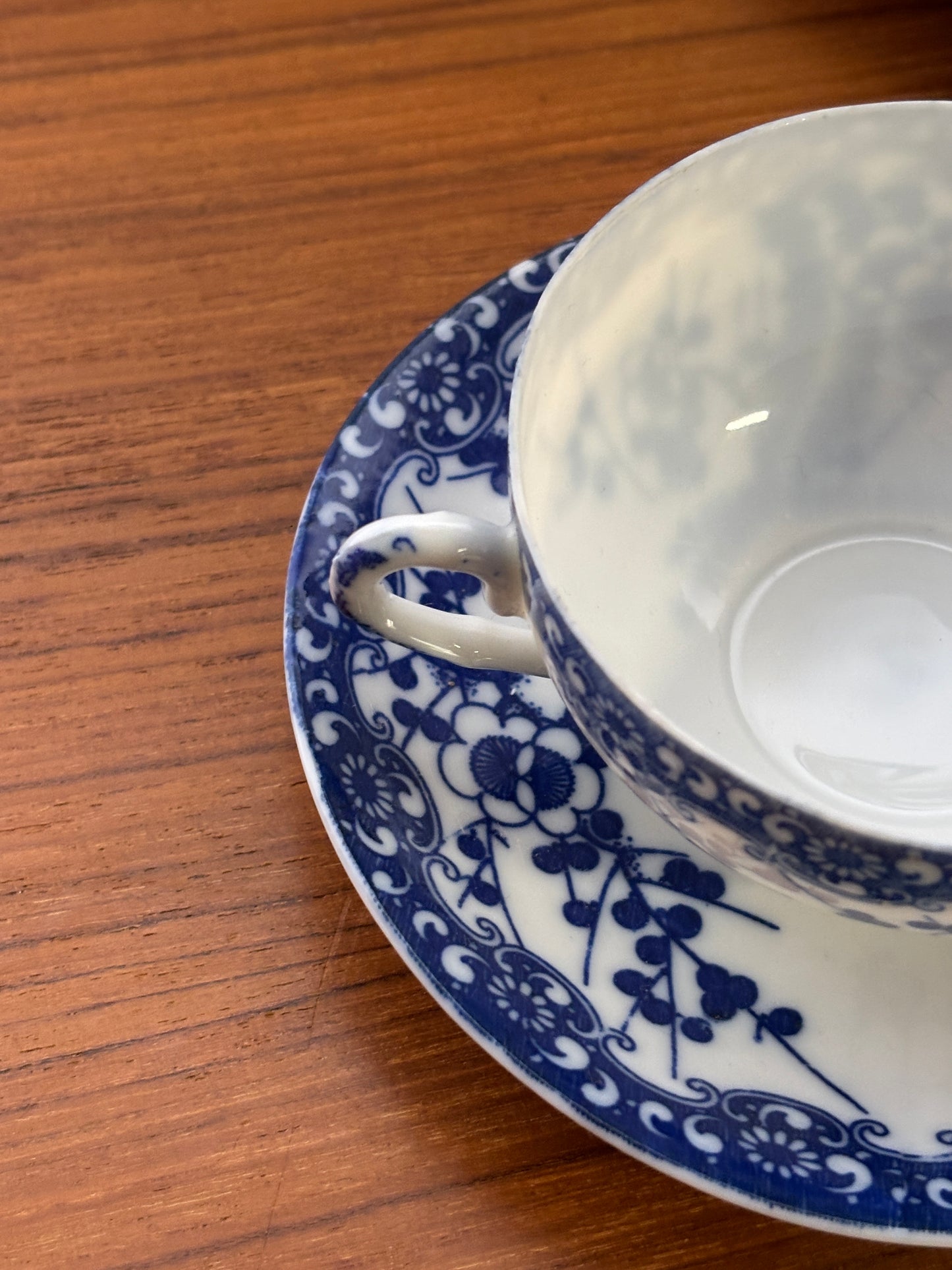 Lot de 2 Tasses et soucoupes + 2 soucoupes et 1 petite assiette porcelaine japonaise