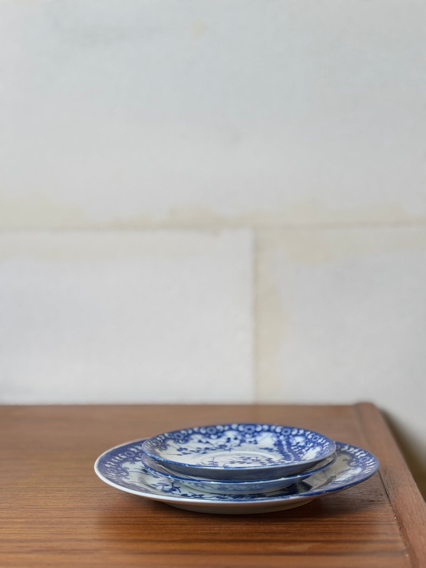 Lot de 2 Tasses et soucoupes + 2 soucoupes et 1 petite assiette porcelaine japonaise