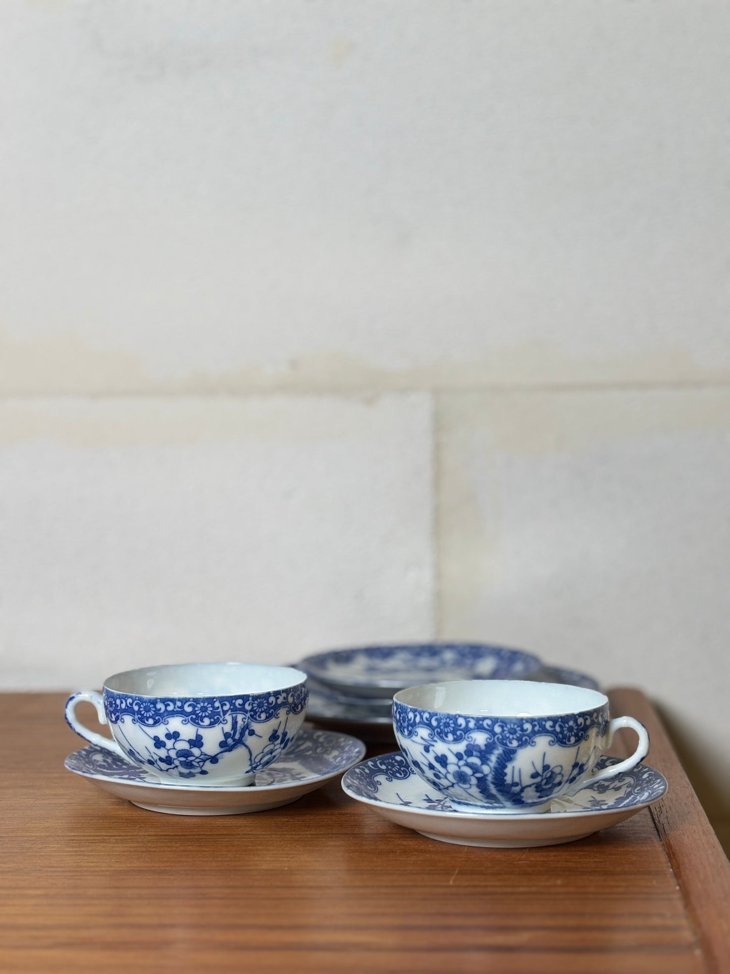 Lot de 2 Tasses et soucoupes + 2 soucoupes et 1 petite assiette porcelaine japonaise