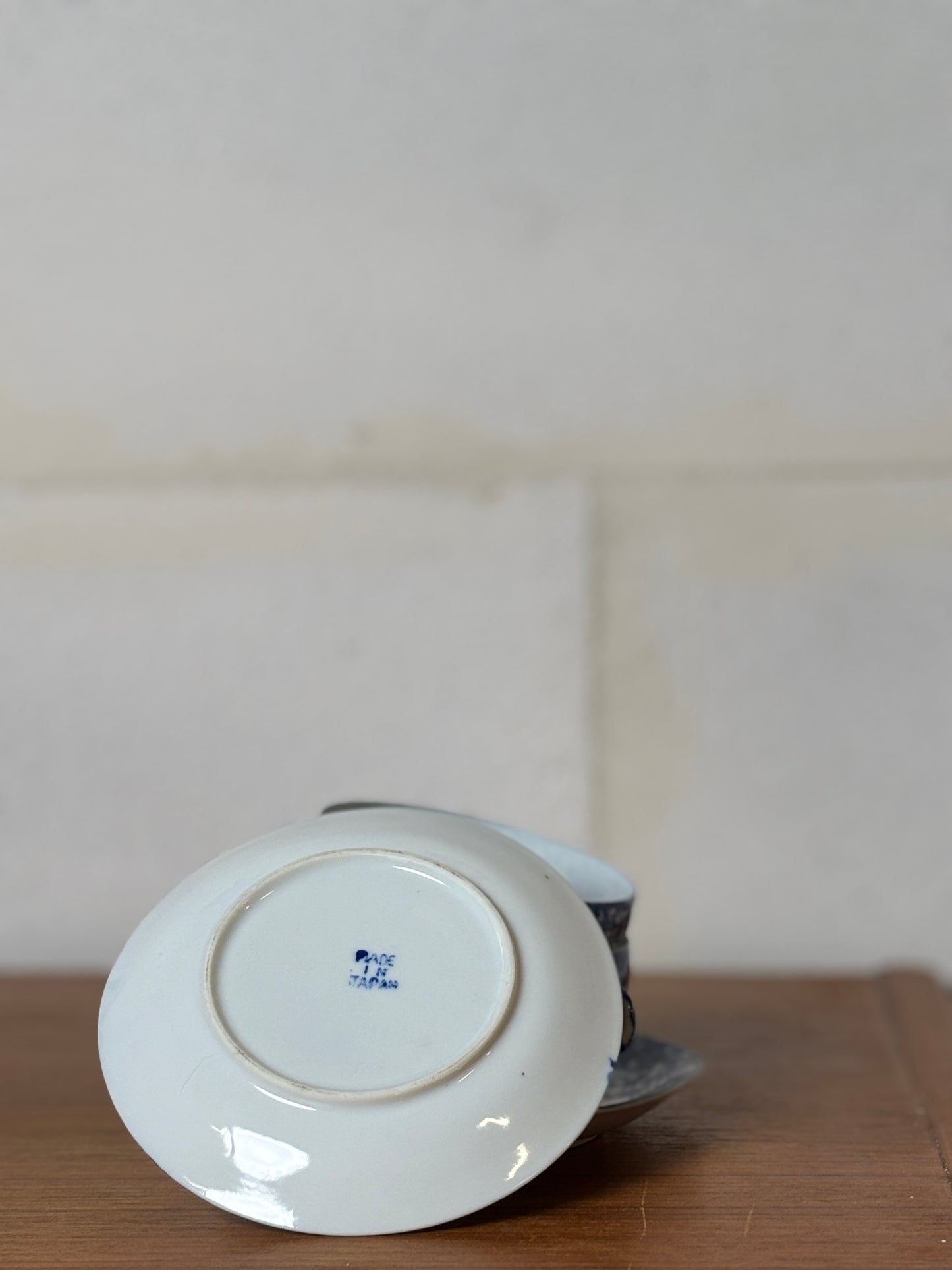 Lot de 2 Tasses et soucoupes + 2 soucoupes et 1 petite assiette porcelaine japonaise