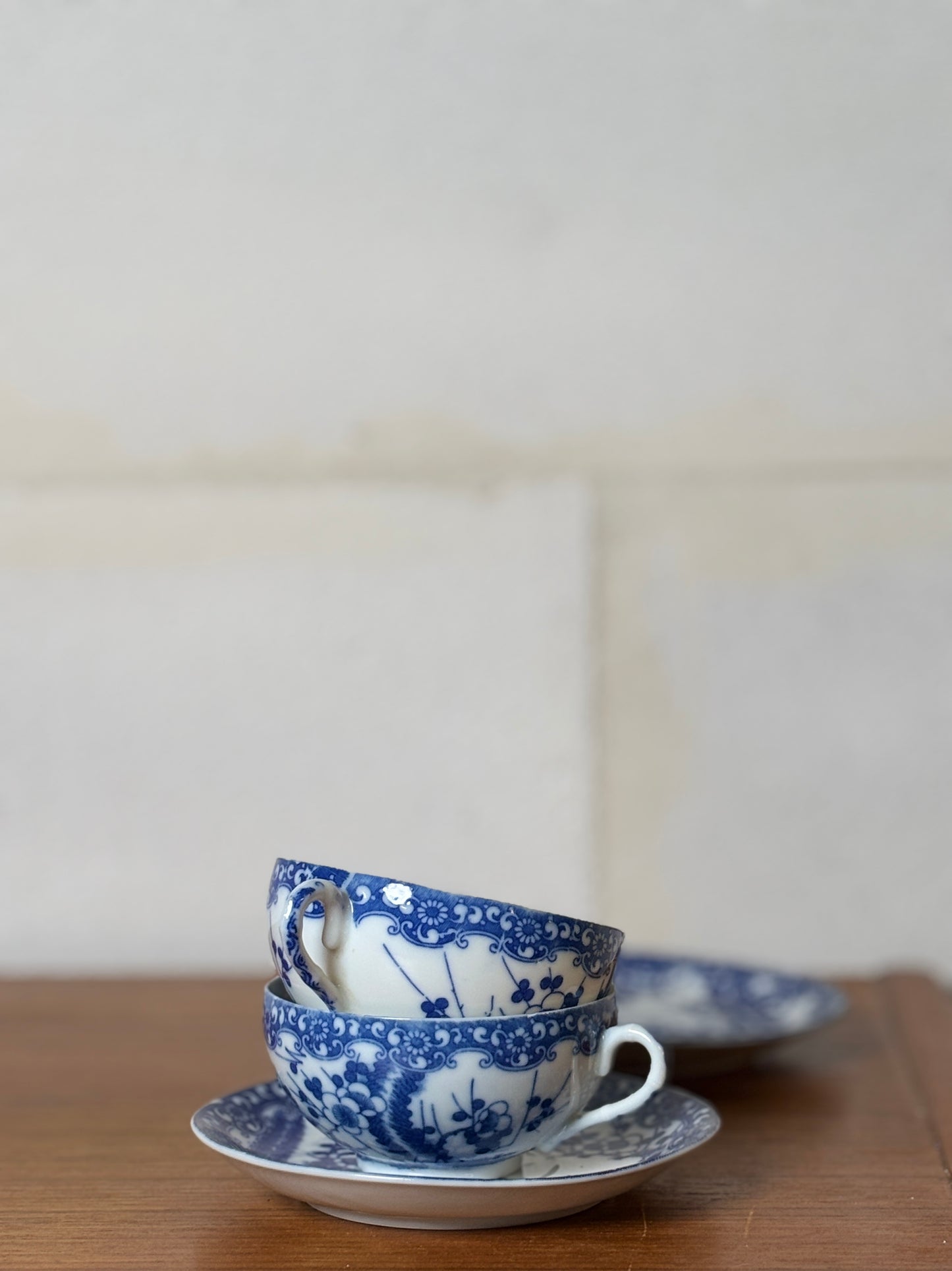 Lot de 2 Tasses et soucoupes + 2 soucoupes et 1 petite assiette porcelaine japonaise