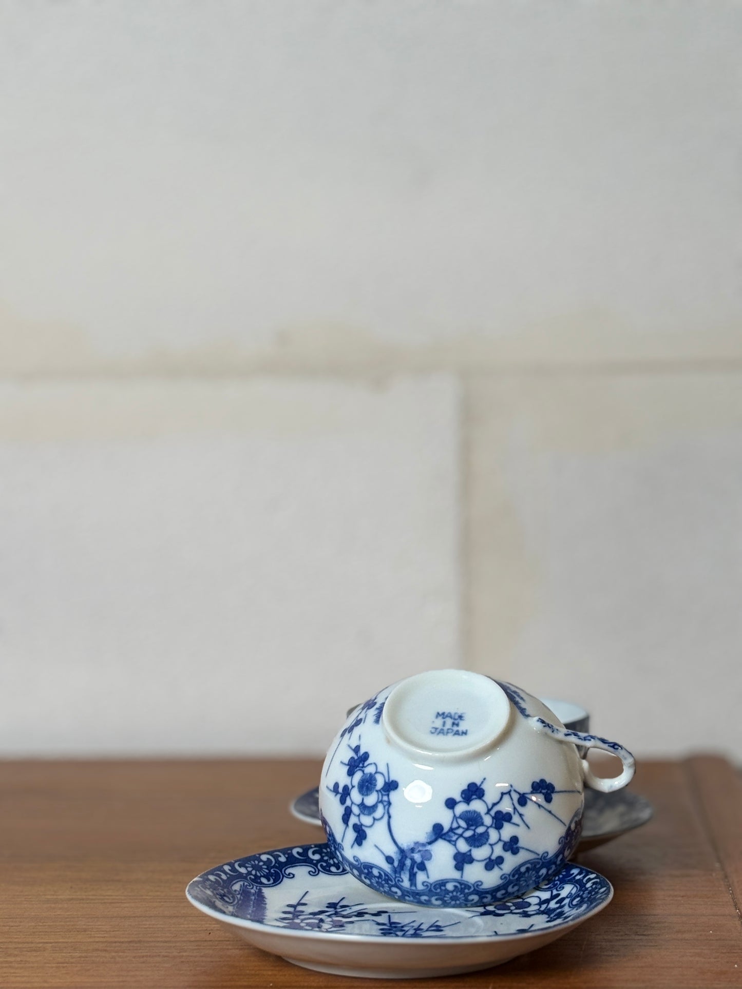 Lot de 2 Tasses et soucoupes + 2 soucoupes et 1 petite assiette porcelaine japonaise