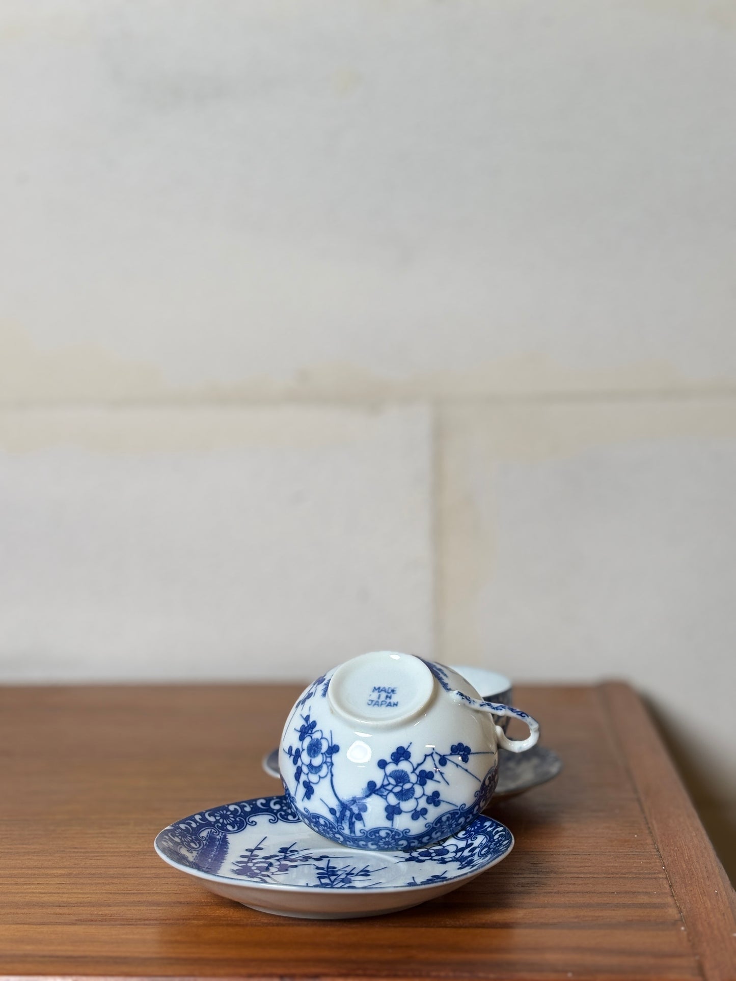 Lot de 2 Tasses et soucoupes + 2 soucoupes et 1 petite assiette porcelaine japonaise