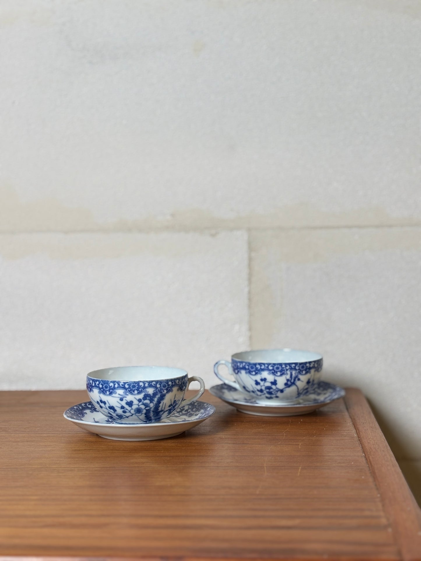 Lot de 2 Tasses et soucoupes + 2 soucoupes et 1 petite assiette porcelaine japonaise