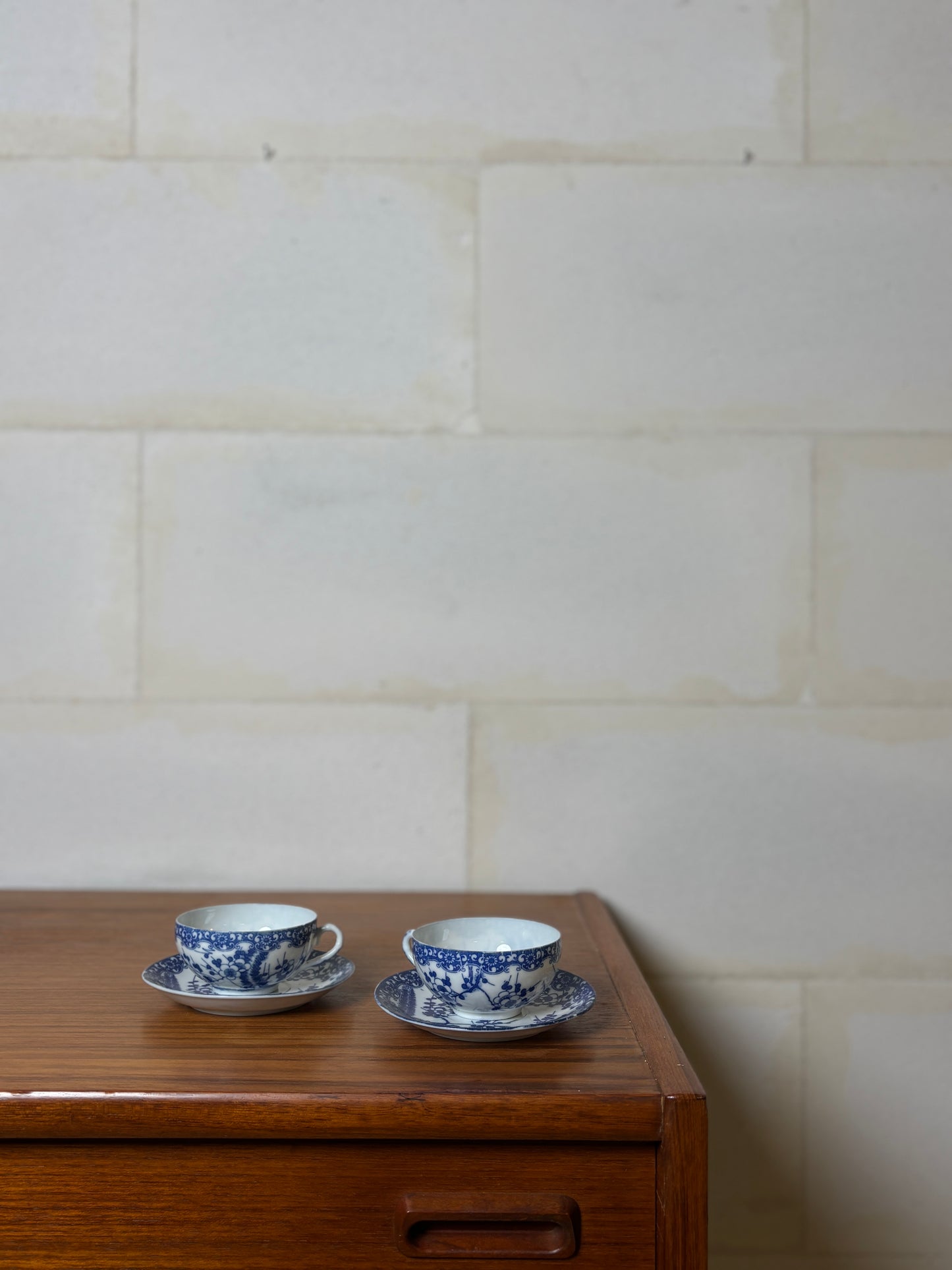 Lot de 2 Tasses et soucoupes + 2 soucoupes et 1 petite assiette porcelaine japonaise