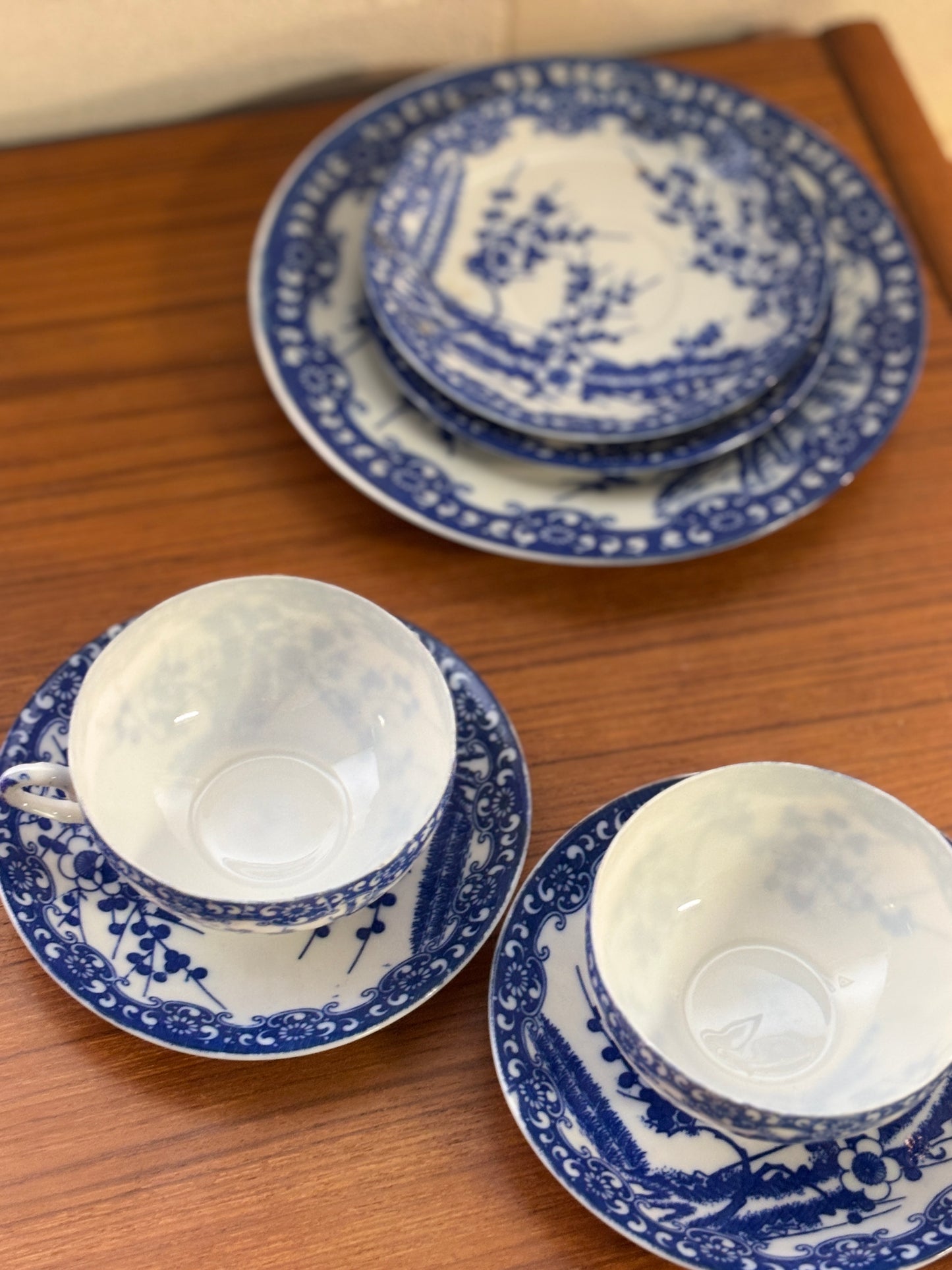 Lot de 2 Tasses et soucoupes + 2 soucoupes et 1 petite assiette porcelaine japonaise