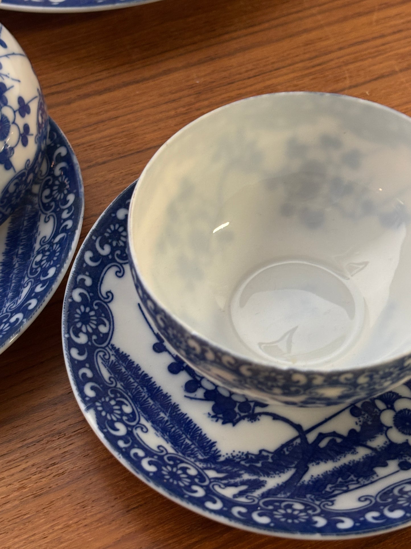 Lot de 2 Tasses et soucoupes + 2 soucoupes et 1 petite assiette porcelaine japonaise