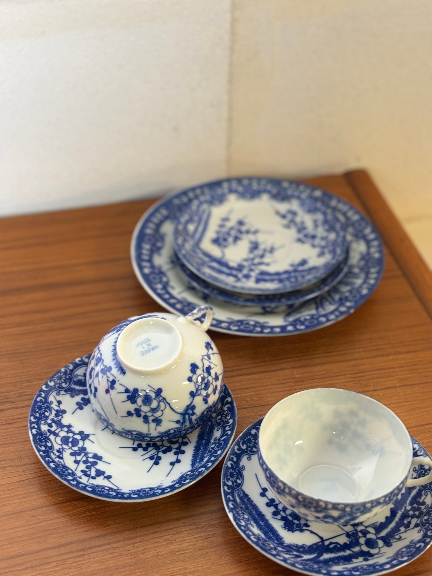Lot de 2 Tasses et soucoupes + 2 soucoupes et 1 petite assiette porcelaine japonaise