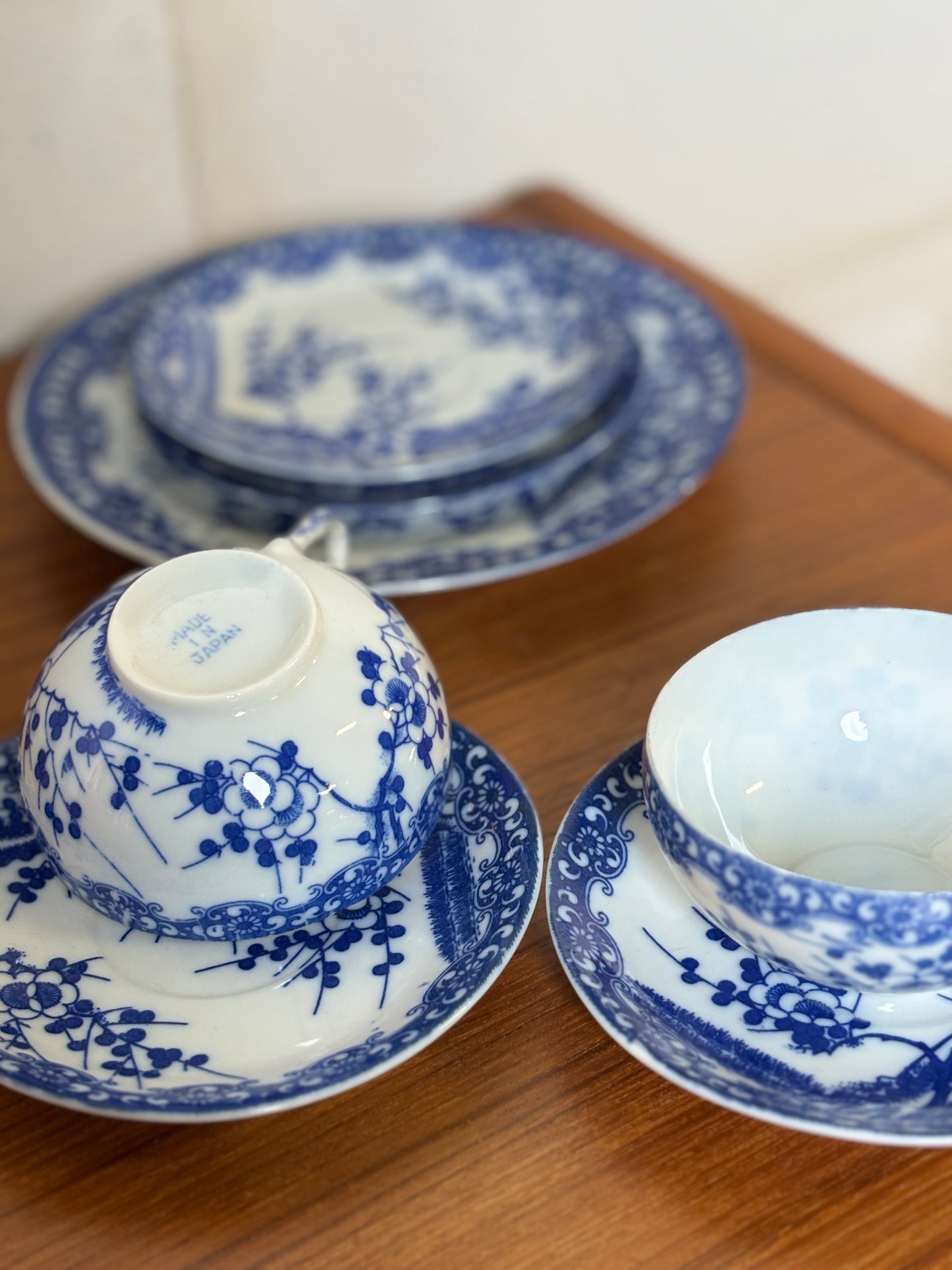 Lot de 2 Tasses et soucoupes + 2 soucoupes et 1 petite assiette porcelaine japonaise