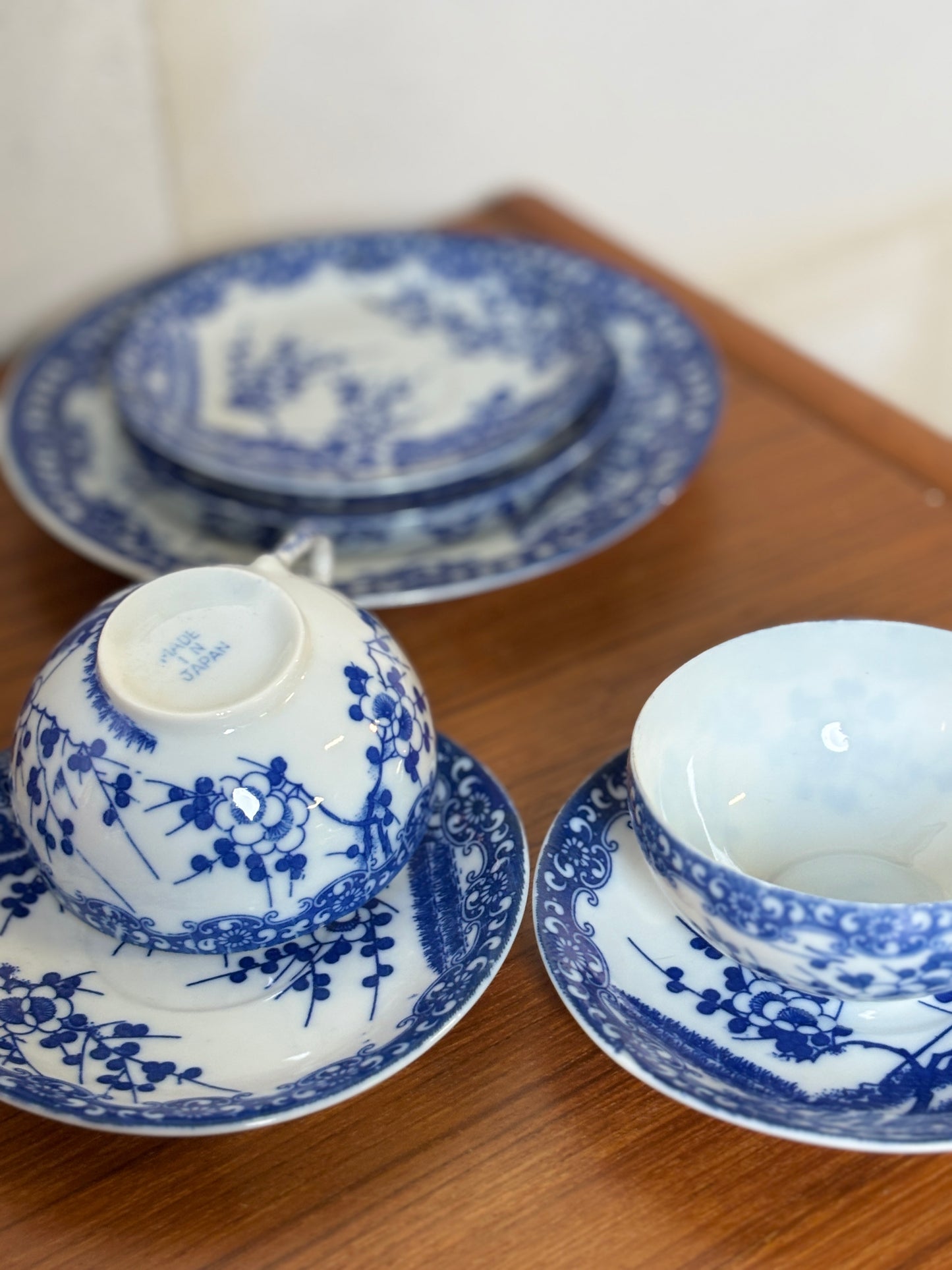 Lot de 2 Tasses et soucoupes + 2 soucoupes et 1 petite assiette porcelaine japonaise