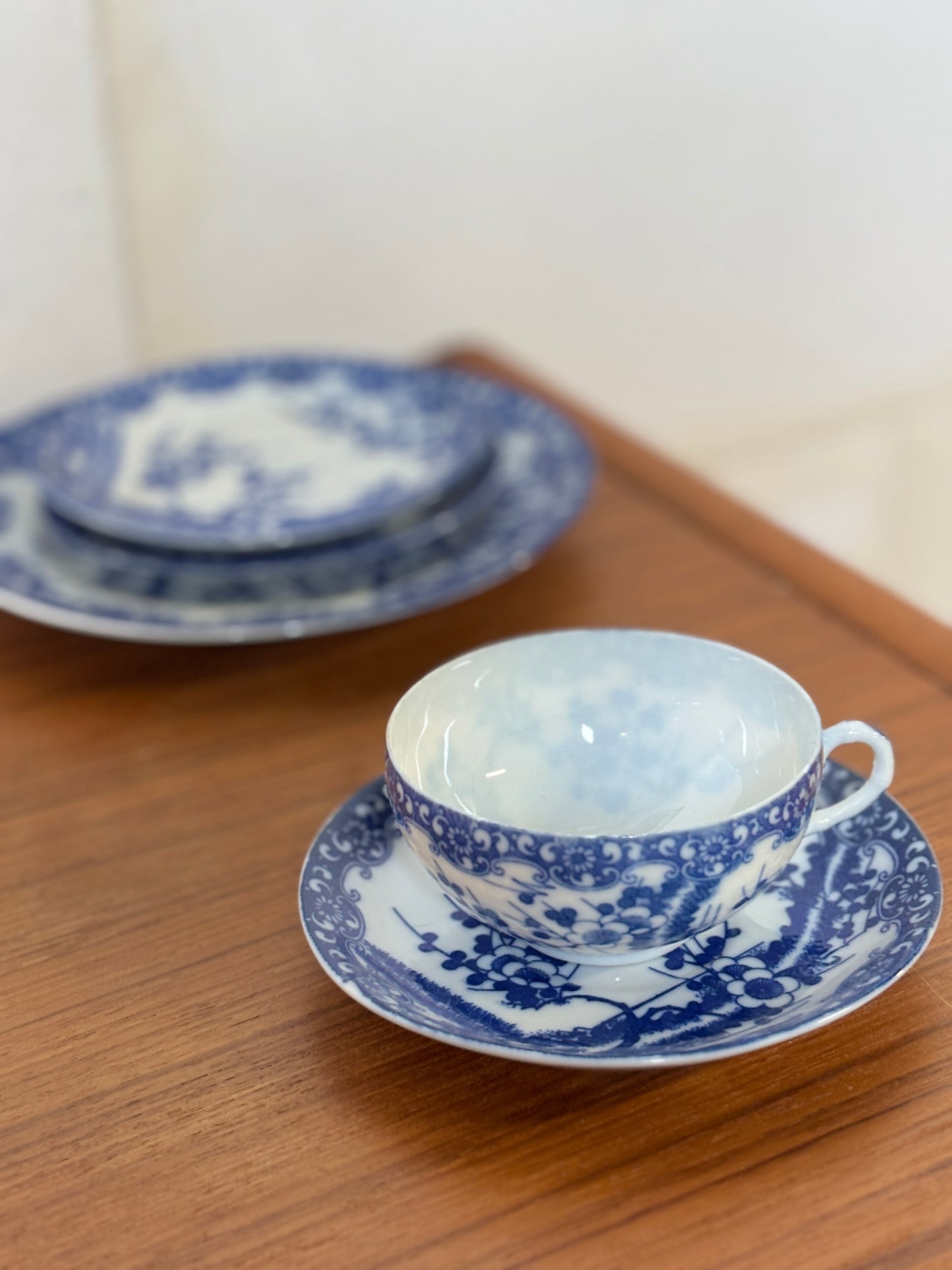 Lot de 2 Tasses et soucoupes + 2 soucoupes et 1 petite assiette porcelaine japonaise