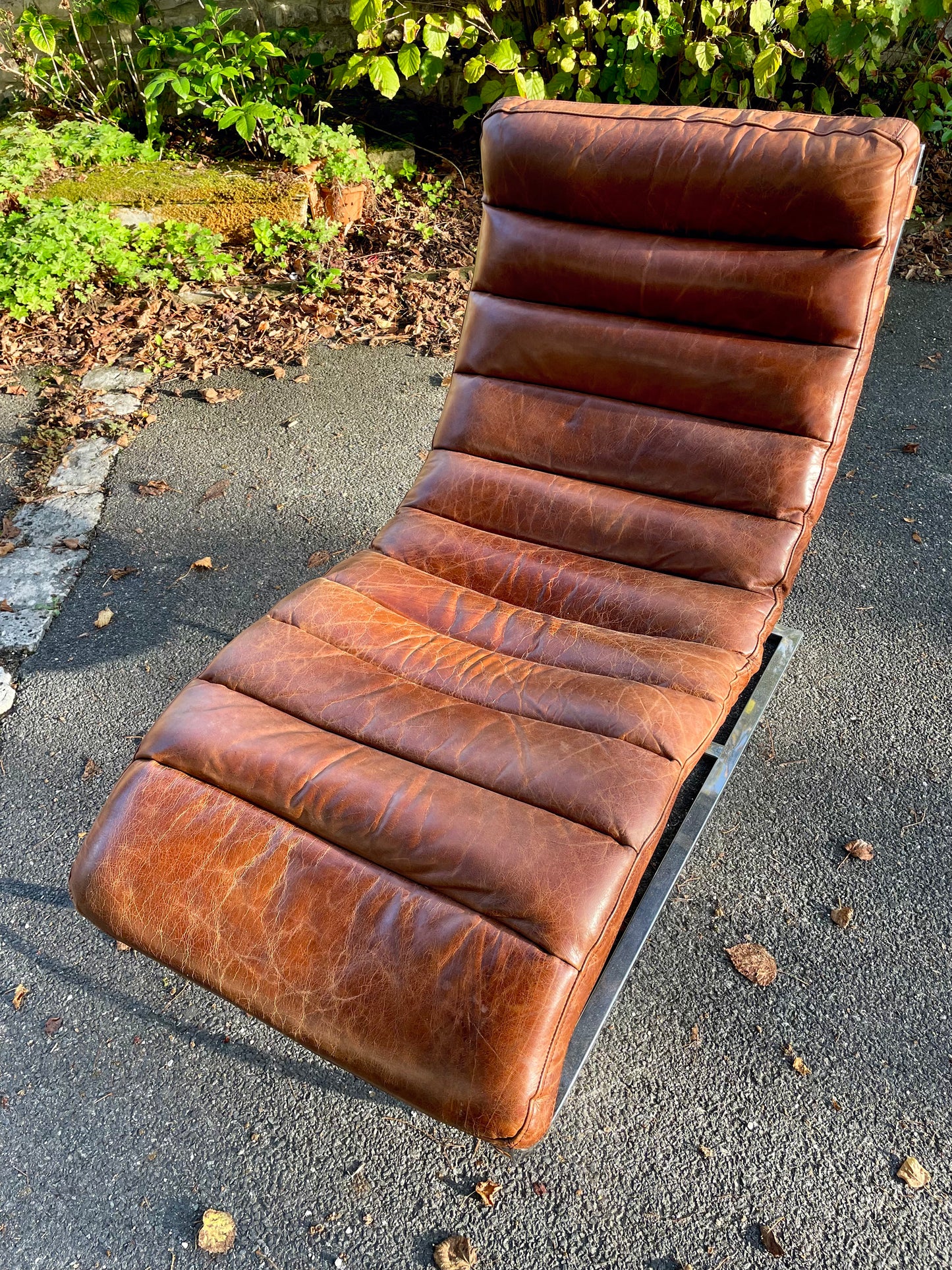 Chaise longue PIB Paris en cuir patiné et acier chromé, années 1990-2000