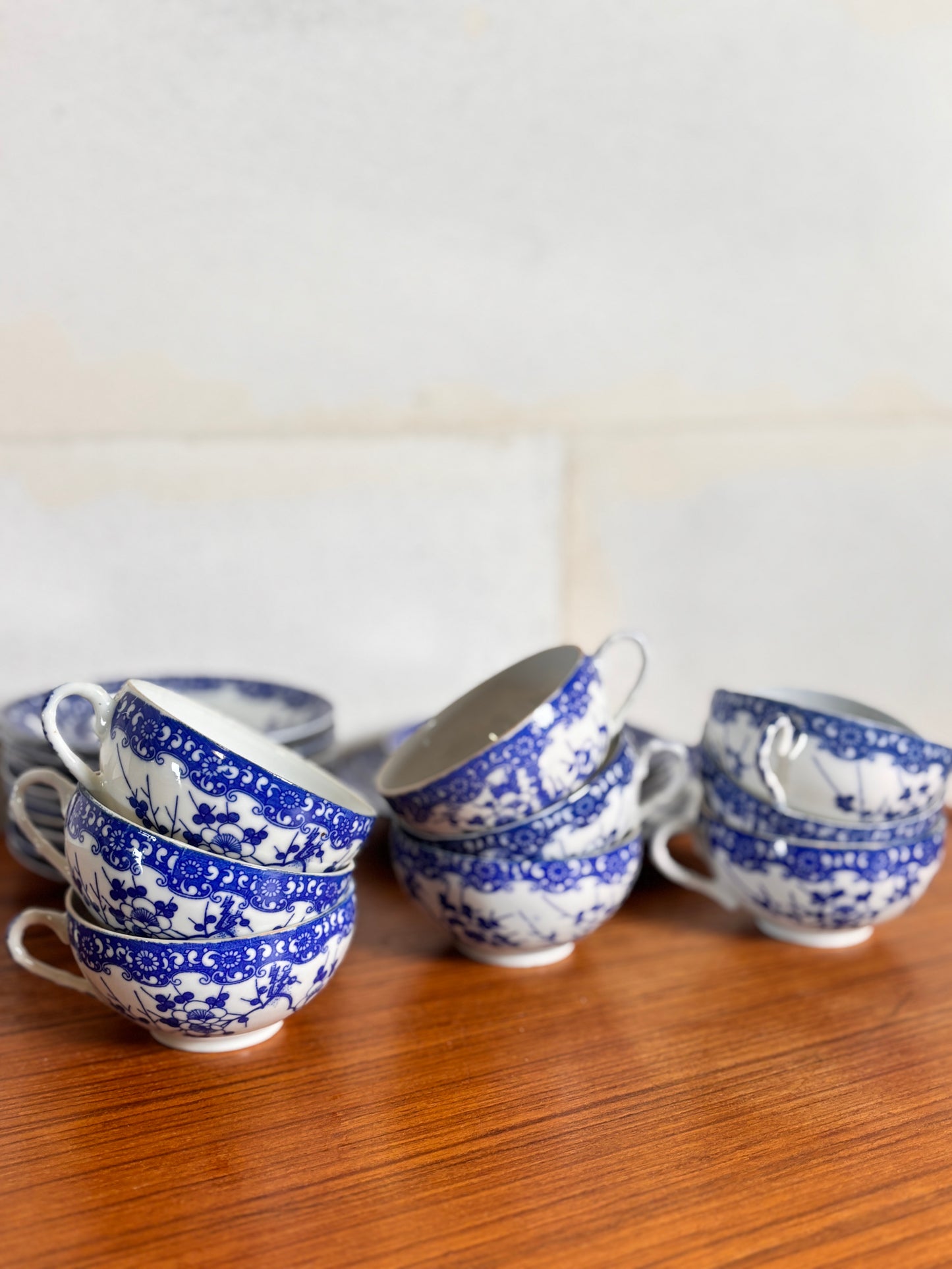 Lot de 9 Tasses et soucoupes + 3 soucoupes et 1 petite assiette porcelaine japonaise