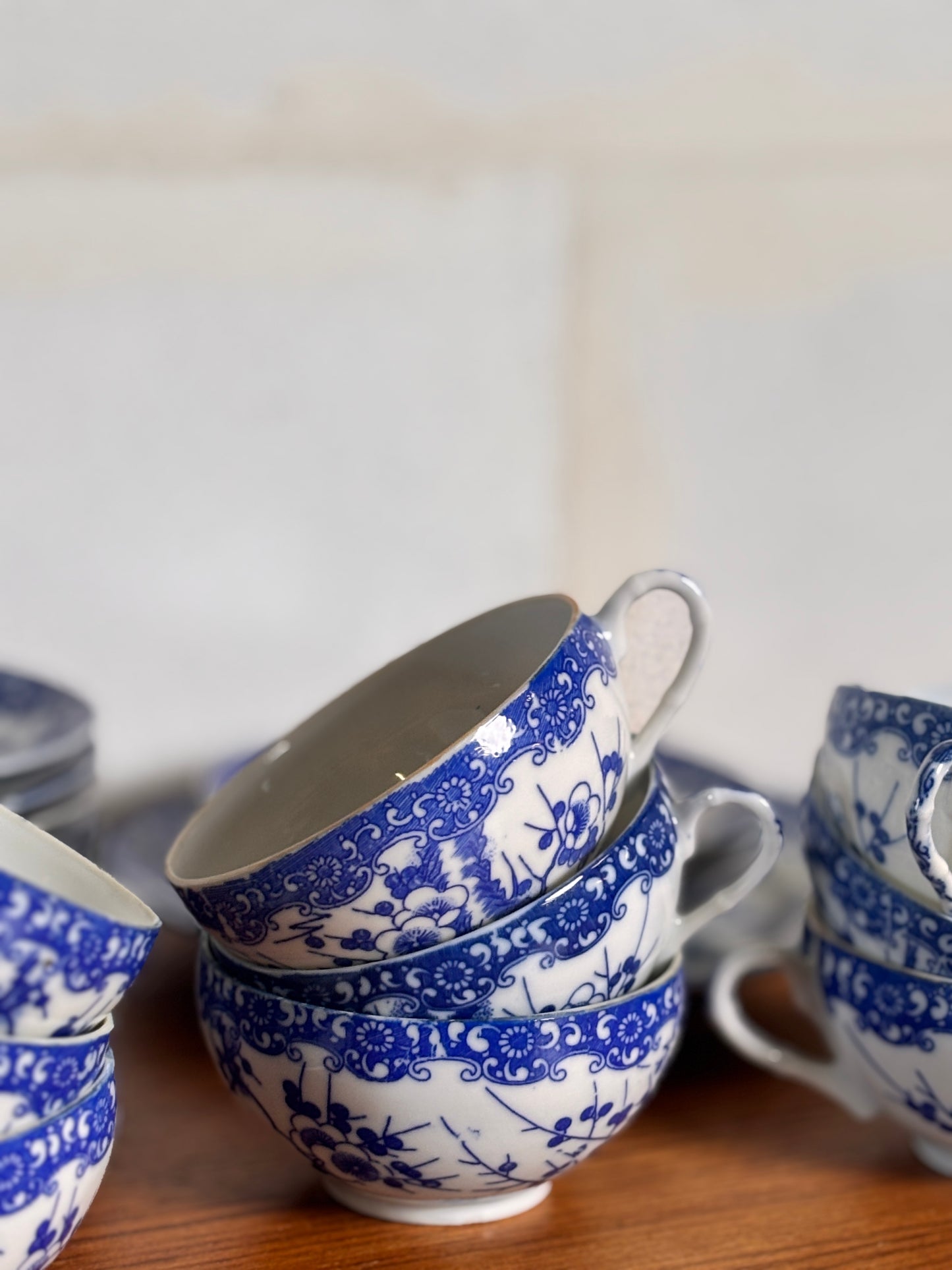 Lot de 9 Tasses et soucoupes + 3 soucoupes et 1 petite assiette porcelaine japonaise