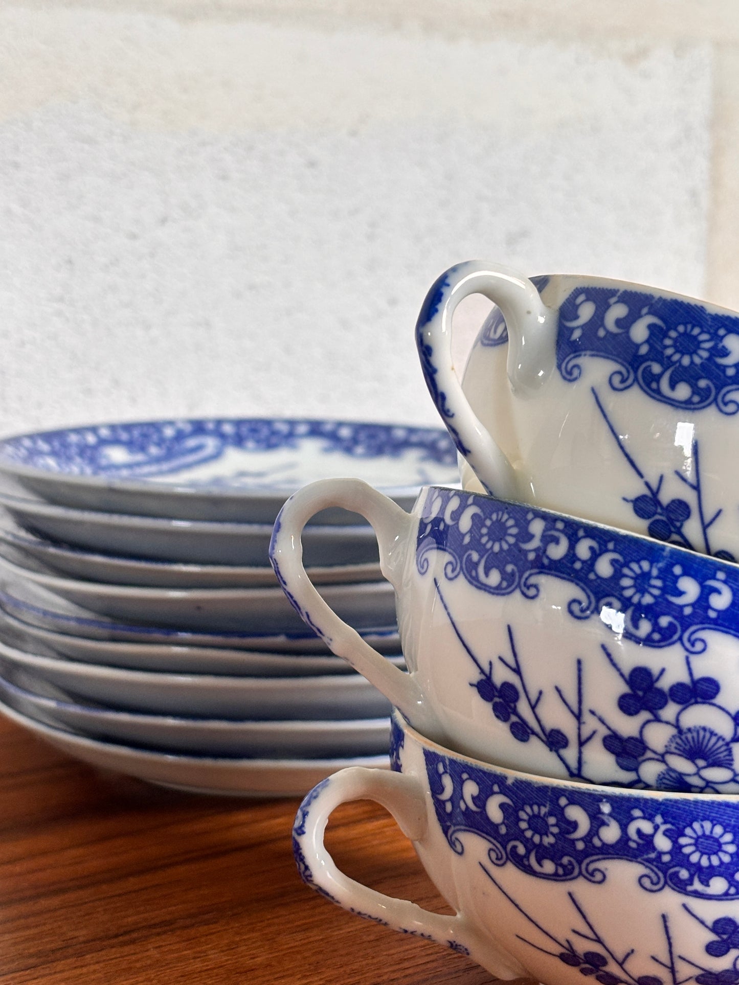 Lot de 9 Tasses et soucoupes + 3 soucoupes et 1 petite assiette porcelaine japonaise