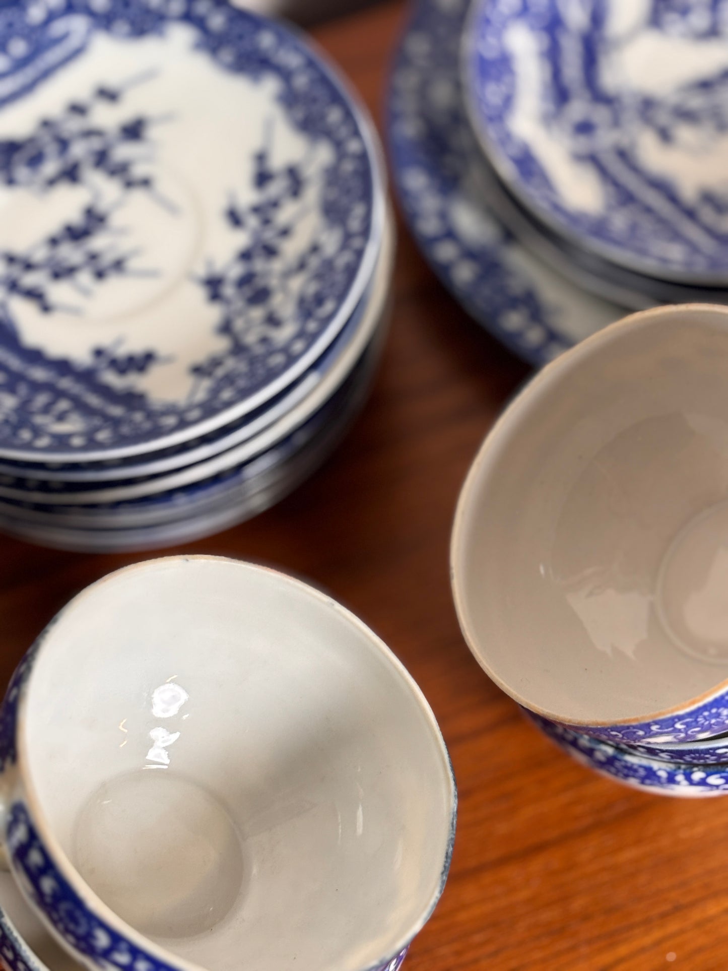 Lot de 9 Tasses et soucoupes + 3 soucoupes et 1 petite assiette porcelaine japonaise