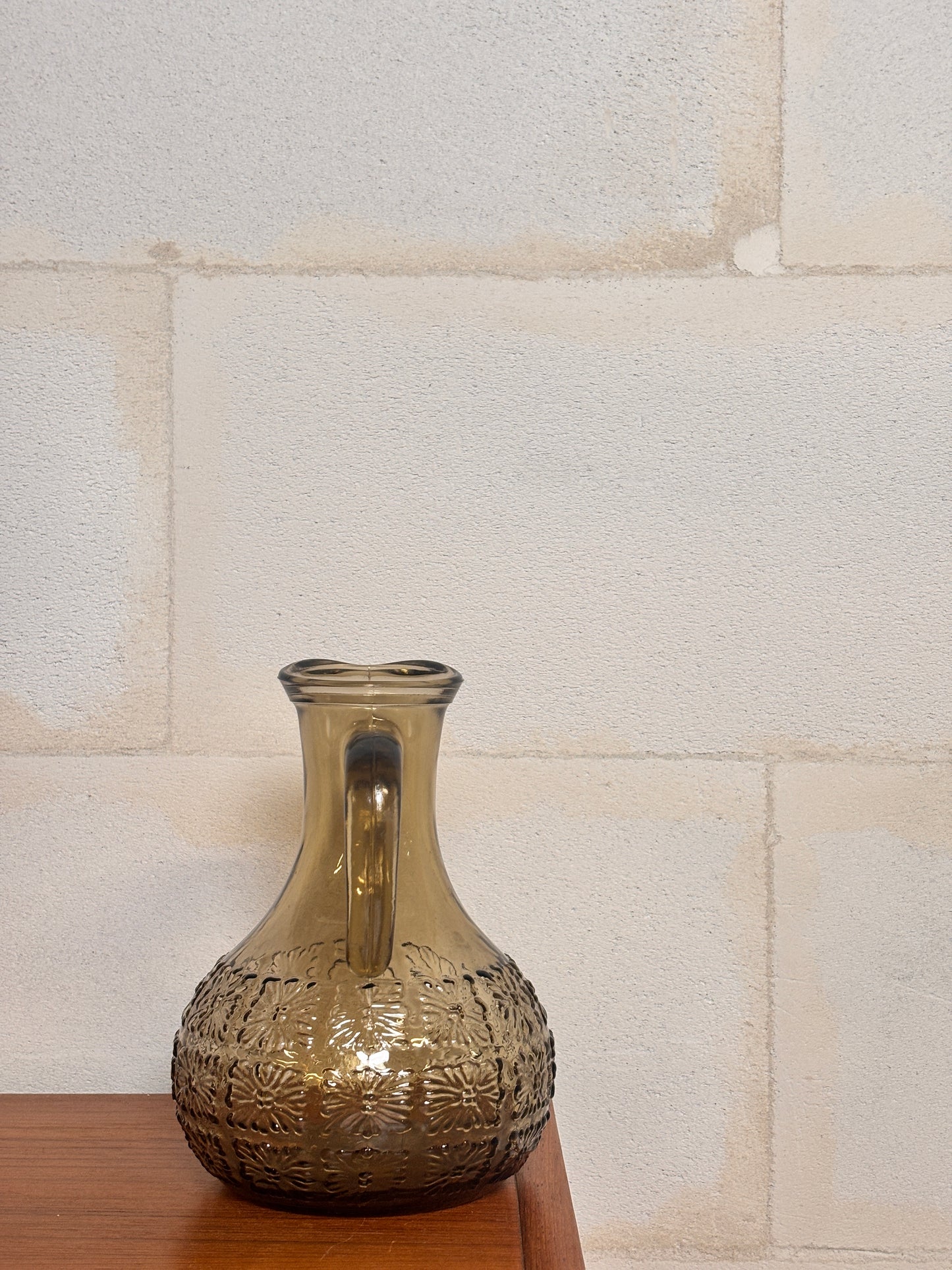 Pichet en verre moulé motif fleur I Années 70