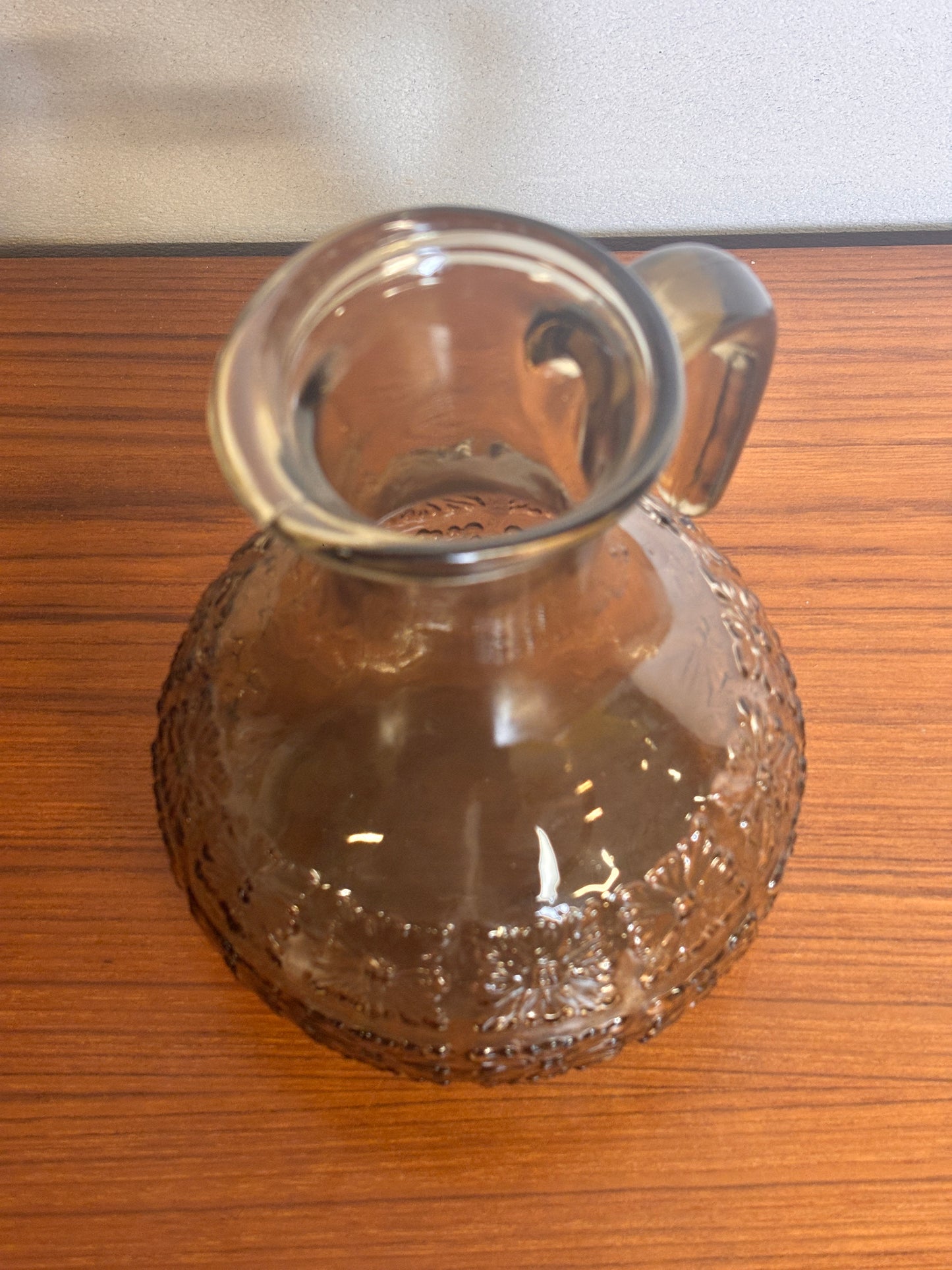 Pichet en verre moulé motif fleur I Années 70