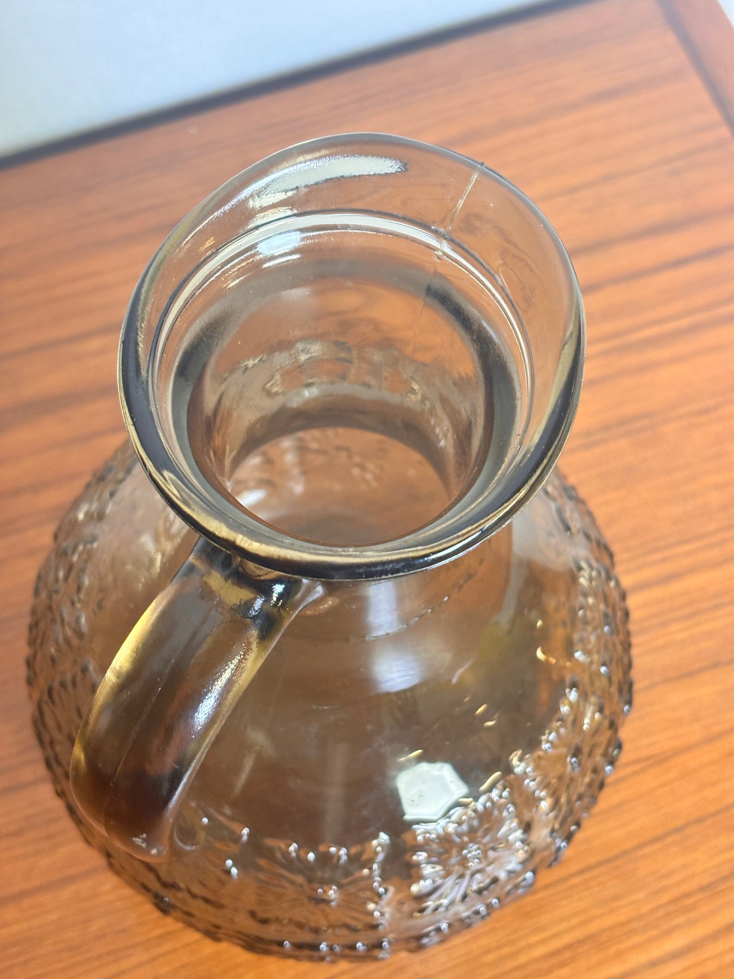 Pichet en verre moulé motif fleur I Années 70