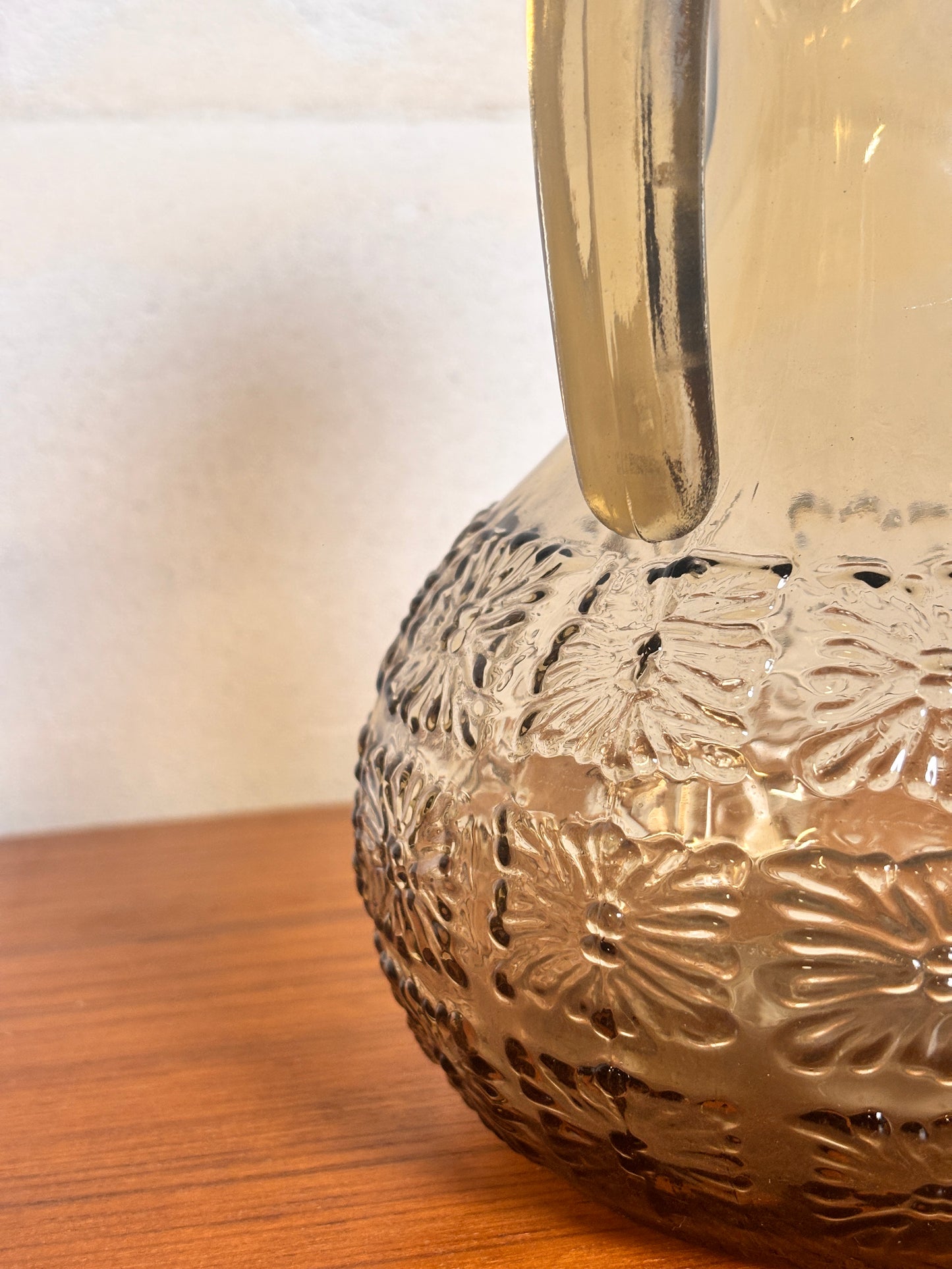 Pichet en verre moulé motif fleur I Années 70