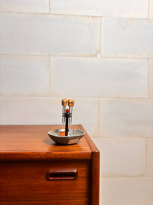 Support à piques-olives aimanté – signé Cado, céramique ⎜ années 1960