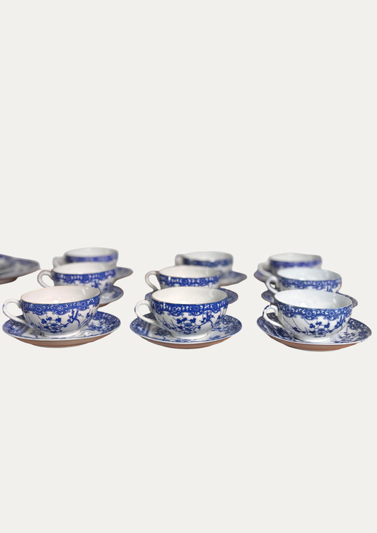 Lot de 9 Tasses et soucoupes + 3 soucoupes  et 1 petite assiette porcelaine japonaise