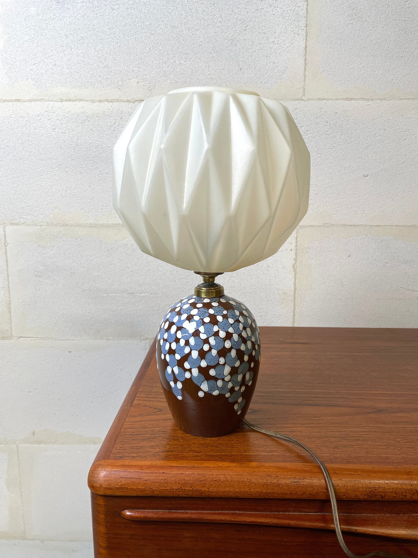 Bedside / Table Lamp in Enameled Ceramic and Plastic Origami Lampshade ⎜ 70s