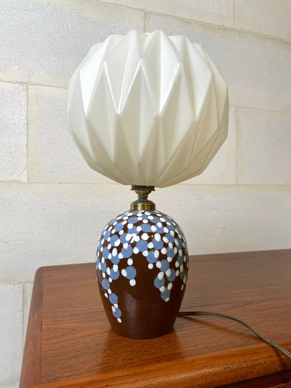 Bedside / Table Lamp in Enameled Ceramic and Plastic Origami Lampshade ⎜ 70s