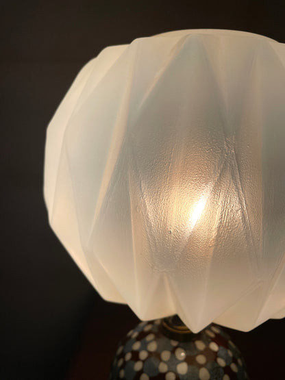 Lampe de Chevet / à Poser en Céramique Émaillée et abat-jour origami en plastique ⎜ années 70