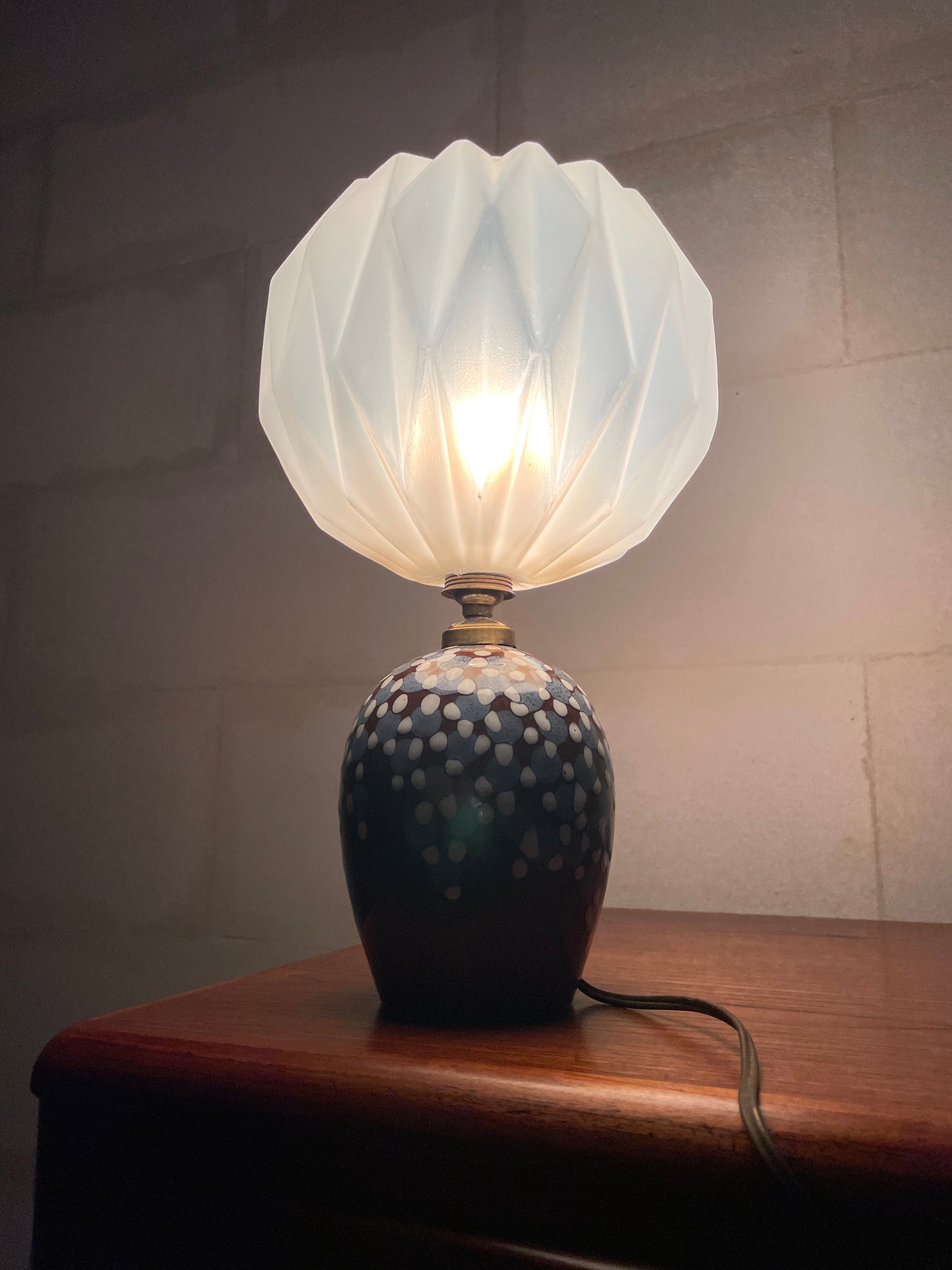 Bedside / Table Lamp in Enameled Ceramic and Plastic Origami Lampshade ⎜ 70s