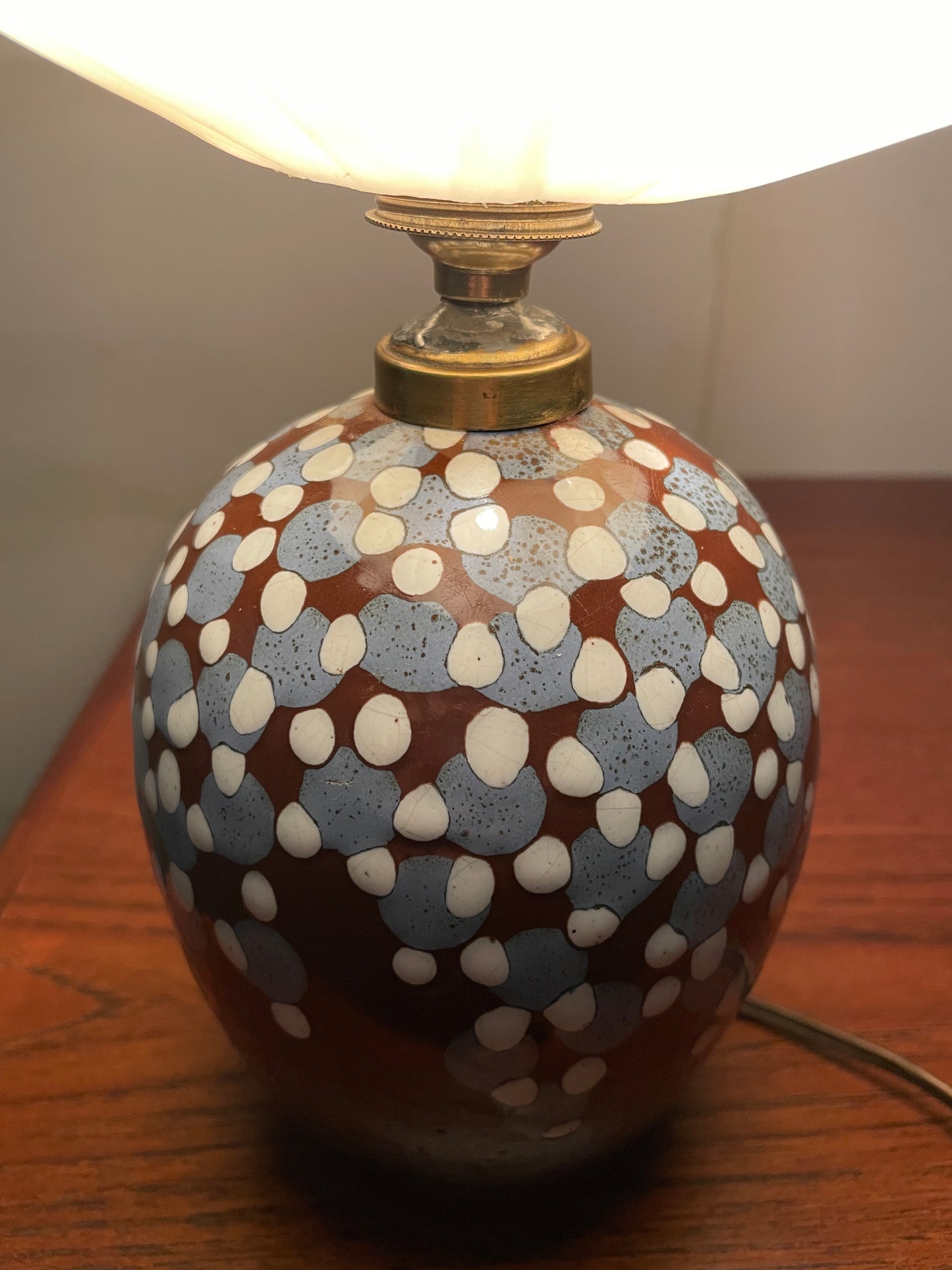 Bedside / Table Lamp in Enameled Ceramic and Plastic Origami Lampshade ⎜ 70s