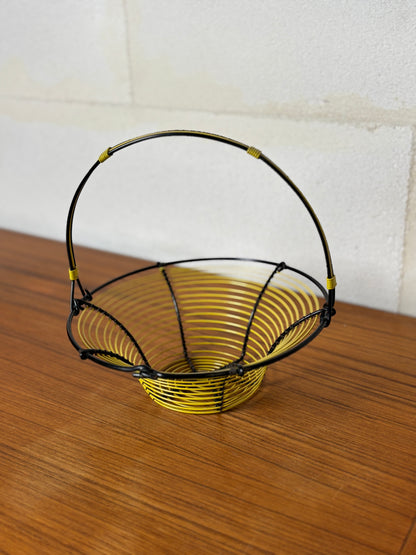 Panier en fil de fer et scoubidou jaune I Années 60