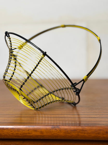 Panier en fil de fer et scoubidou jaune I Années 60