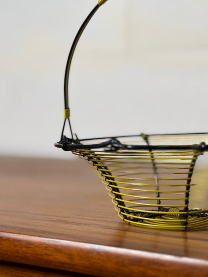 Panier en fil de fer et scoubidou jaune I Années 60