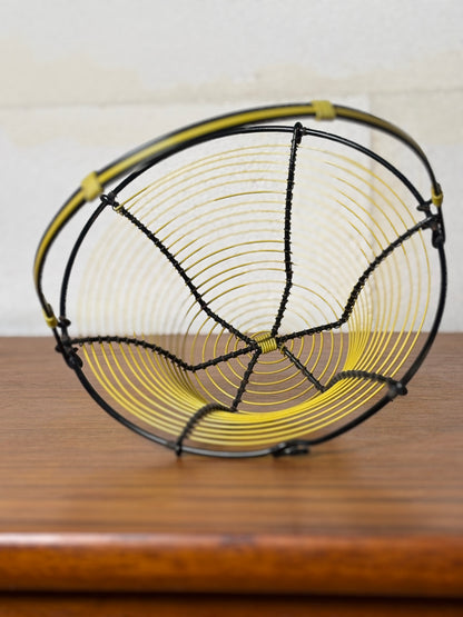 Panier en fil de fer et scoubidou jaune I Années 60