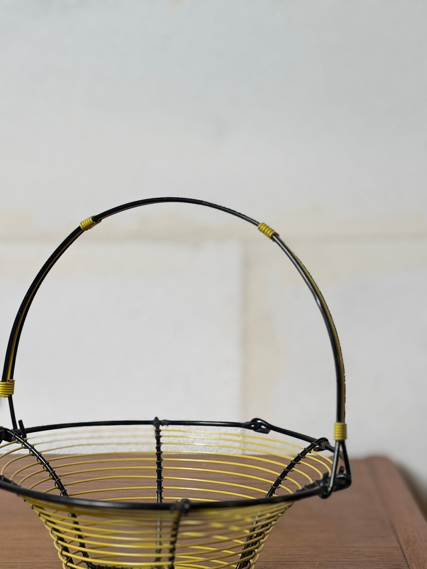 Panier en fil de fer et scoubidou jaune I Années 60
