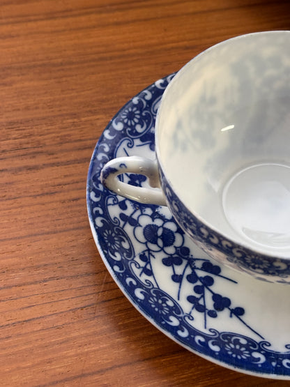Lot de 2 Tasses et soucoupes + 2 soucoupes  et 1 petite assiette porcelaine japonaise
