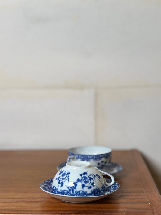 Lot de 2 Tasses et soucoupes + 2 soucoupes  et 1 petite assiette porcelaine japonaise
