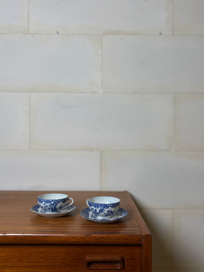 Lot de 2 Tasses et soucoupes + 2 soucoupes  et 1 petite assiette porcelaine japonaise