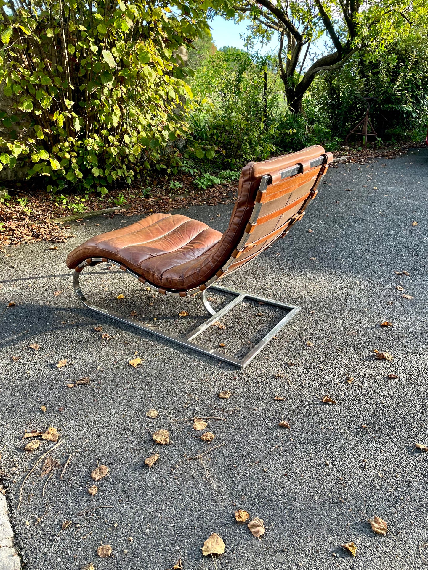 Chaise longue PIB Paris en cuir patiné et acier chromé, années 1990-2000