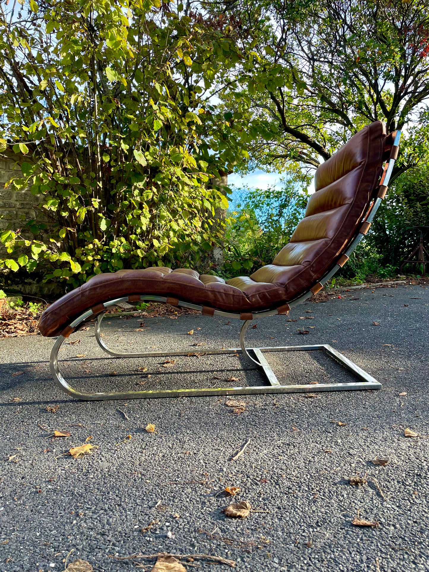 Chaise longue PIB Paris en cuir patiné et acier chromé, années 1990-2000