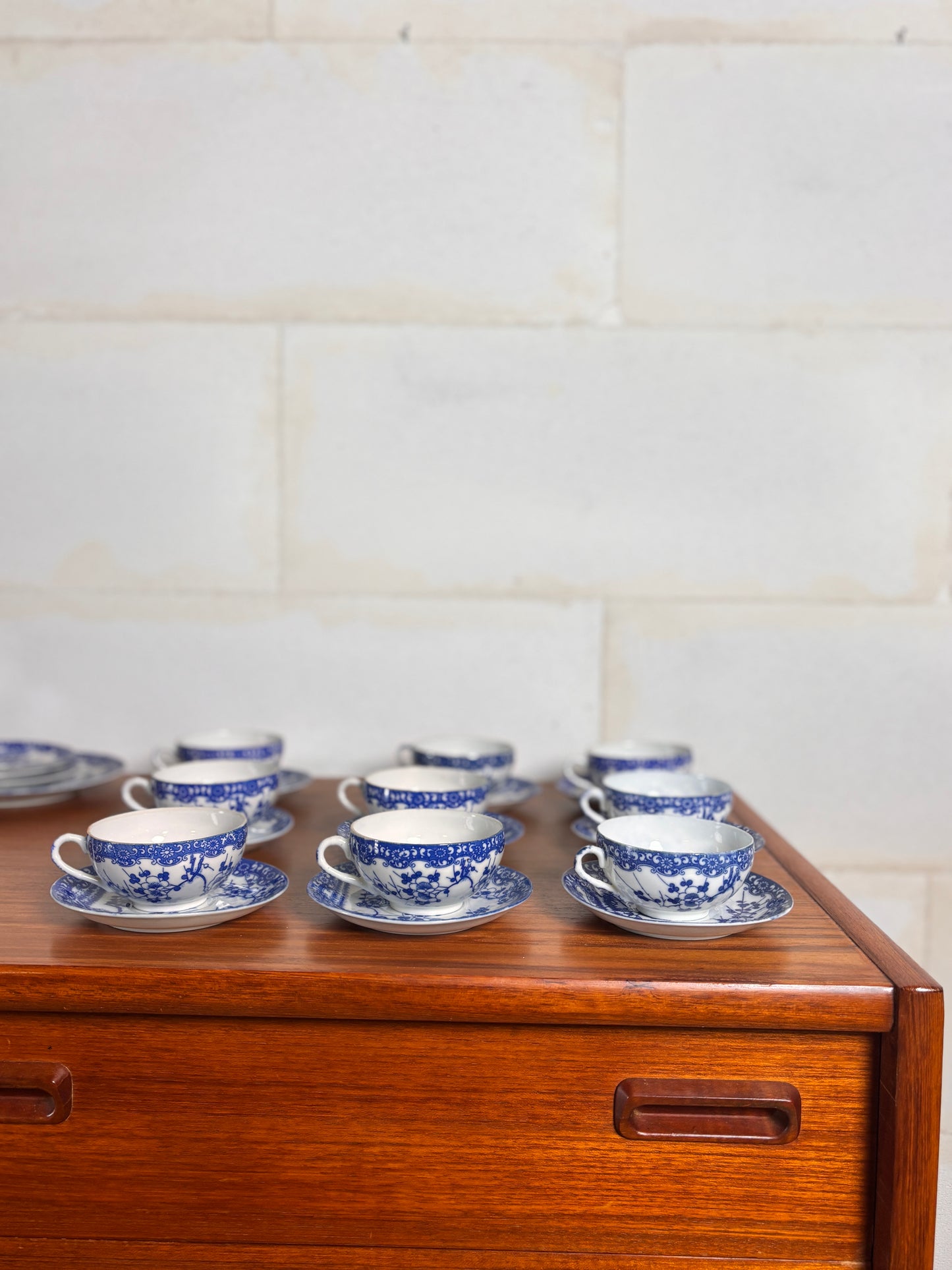Lot de 9 Tasses et soucoupes + 3 soucoupes  et 1 petite assiette porcelaine japonaise