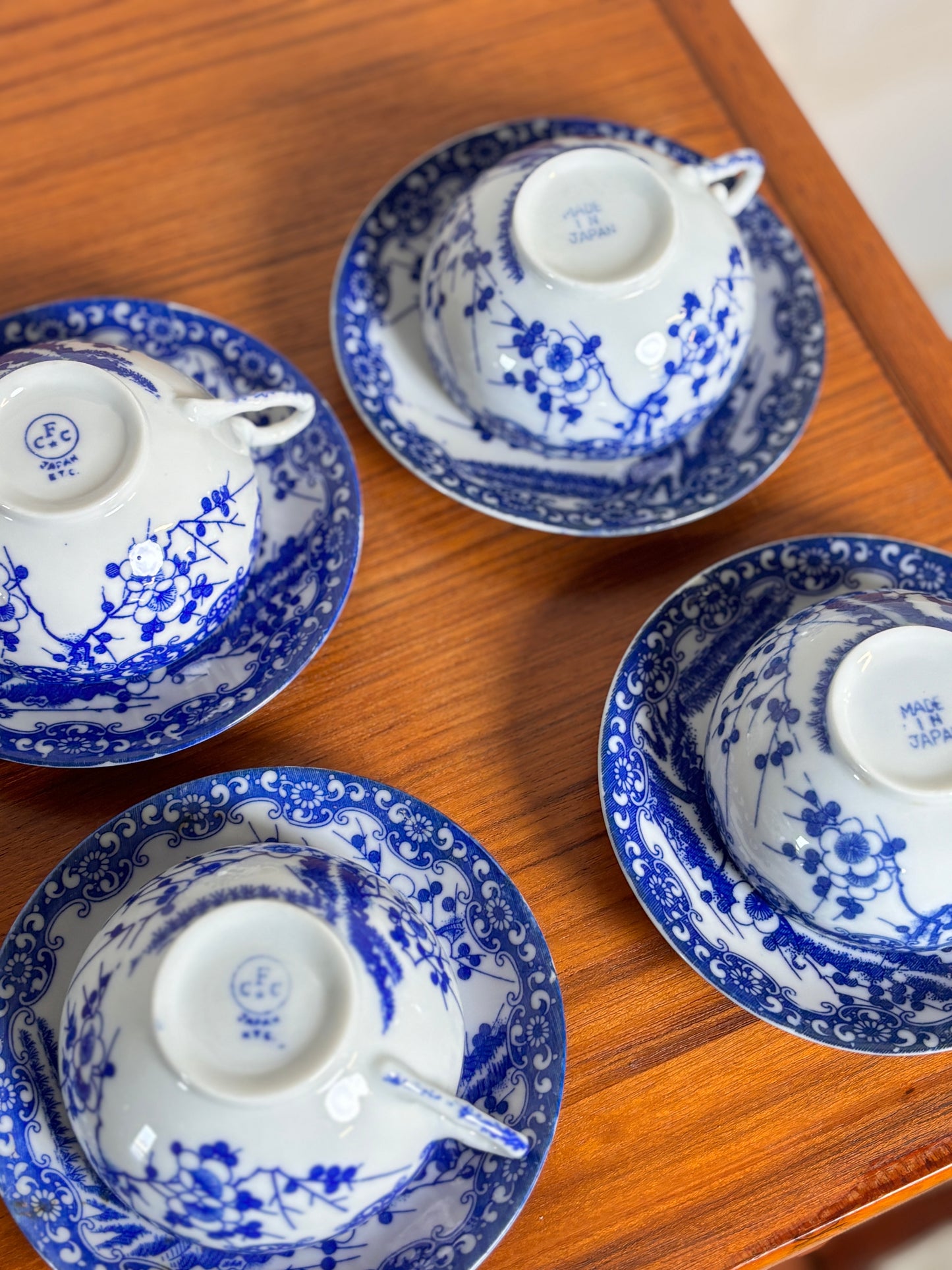 Lot de 9 Tasses et soucoupes + 3 soucoupes  et 1 petite assiette porcelaine japonaise
