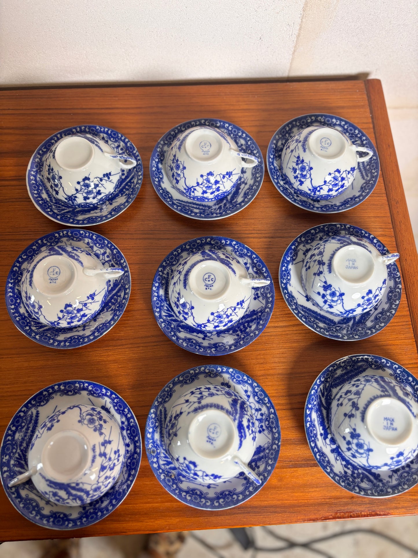 Lot de 9 Tasses et soucoupes + 3 soucoupes  et 1 petite assiette porcelaine japonaise