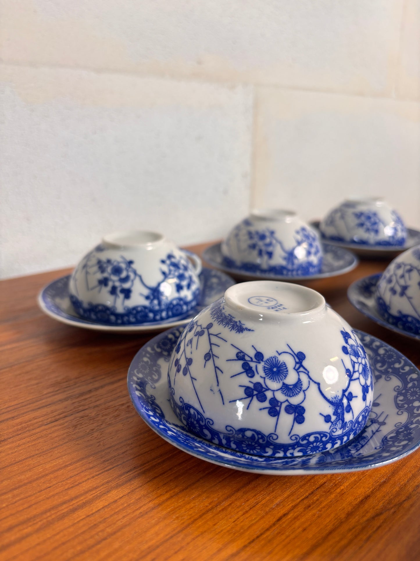 Lot de 9 Tasses et soucoupes + 3 soucoupes  et 1 petite assiette porcelaine japonaise